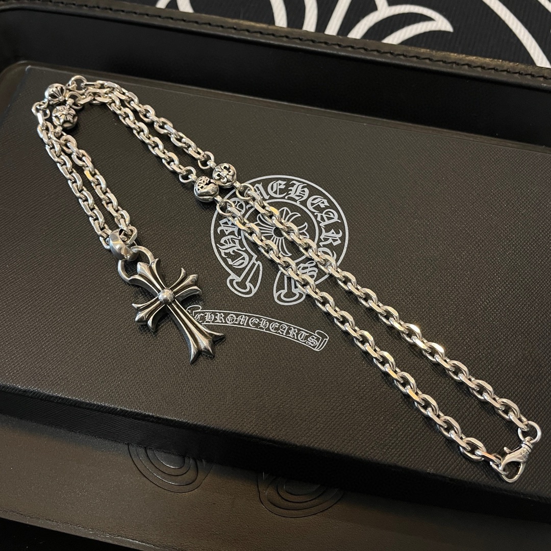 NO:110908,New [Counter Quality] Chrome Hearts Croxin Classic retro Cuban necklace Cross pendant Different concave and concave and convex design styles present unique. Cross Scout flowers are Croxin's logo, so they last longer. Genuine version Chrome Hearts Croxin necklaces are the ordinary light version of the market. The quality is matched to the version and the details of the print. The degree of retro old gray oxygen. Seiko version!  , jewelry boutique, chrome hearts, chrome hearts, necklace19860909新款【专柜品质】Chrome Hearts克罗心 经典复古古巴项链 十字架吊坠 凹凸造型不同的花纹设计风格呈现出与众不同 十字架童军花是克罗心的标志 所以更经久不衰 正品打版Chrome Hearts克罗心项链区别市场普通轻版 对版对标品质 看字印细节 复古做旧灰氧程度.精工版本！,饰品精品,chrome hearts,chrome hearts,necklace,Jewelry