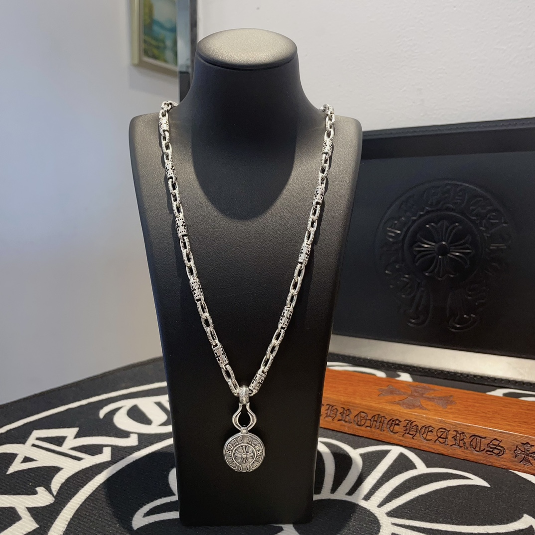 NO:110920,TikTok/Kuaishou/ins/Xiaohongshu/Live Hot Streaming, New [Counter Quality] Chrome Hearts Cross Necklace, gourd horseshoe print pendant, different pattern design styles with different concave and concave shapes present a unique style. Scout flowers are Croxin's ambitions, so they last longer. Genuine version of Chrome Hearts Croxin, different from the market, the normal light version, the quality of the version, the details of the print, the retro, the old gray oxygen level. The semester version!  !  !  Pure handmade ~ Authentic model opening must-have fashion and fashion, both men and women can wear it, same style for couples, original official website, rock punk style silver style, retro elements, trendy and versatile!  , jewelry boutique, chrome hearts, chrome hearts, necklace19860909批 抖音/快手/ins/小红书/直播热门 ,新款【专柜品质】Chrome Hearts克罗心十字架项链 ,葫芦马蹄印吊坠,凹凸造型不同的花纹设计风格 呈现出与众不同 童军花是克罗心的志 所以更经久不衰 正品打版Chrome Hearts克罗心 区别市场普通轻版 对版对标品质 看字印细节 复古做旧灰氧程度.精工版本！！！ 纯手工打造 ～正品开模潮流时尚必备 男女均可佩戴 情侣同款 官网原版 摇滚朋克泰银风格 复古元素 潮流百搭！,饰品精品,chrome hearts,chrome hearts,necklace,Jewelry