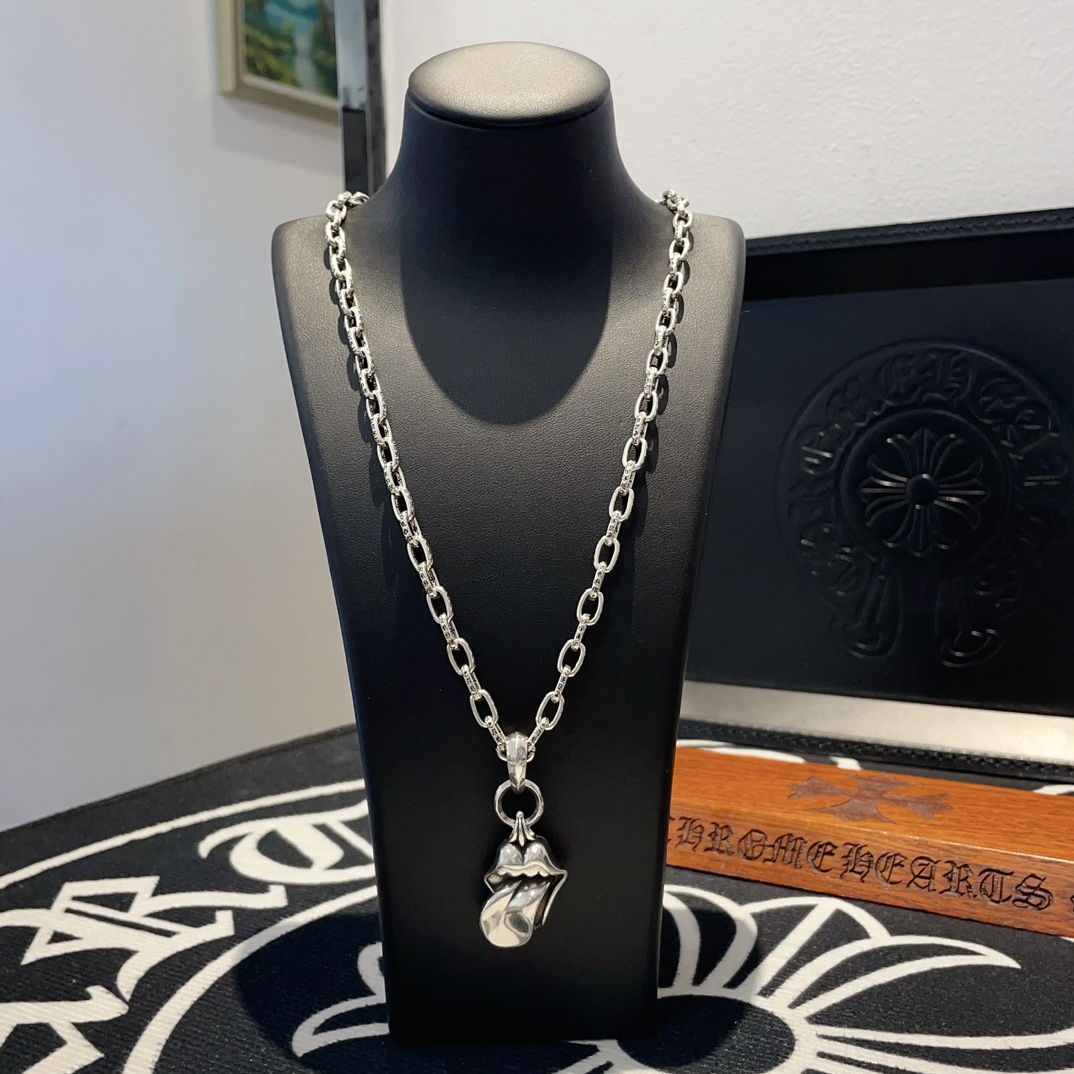 NO:110940,TikTok/Kuaishou/ins/Xiaohongshu/Live Hot, New [Counter Quality] Chrome Hearts Croxin letter necklace, pendant with tongue, different concave and convex shapes, presenting unique styles. Scout flowers are Croxin's ambitions, so they last longer. Genuine version of Chrome Hearts Croxin, different from the market, benchmarking the quality of the version, looking at the details of the letter printing, retro, old gray oxygen level. Seiko version!  !  !  Pure handmade ~ Authentic model opening must-have fashion and fashion, both men and women can wear it, same style for couples, original official website, rock punk style silver style, retro elements, trendy and versatile!  , jewelry boutique, chrome hearts, chrome hearts, necklace19860909批 抖音/快手/ins/小红书/直播热门 ,新款【专柜品质】Chrome Hearts克罗心字母项链 ,丈舌头吊坠,凹凸造型不同的花纹设计风格 呈现出与众不同 童军花是克罗心的志 所以更经久不衰 正品打版Chrome Hearts克罗心 区别市场普通轻版 对版对标品质 看字印细节 复古做旧灰氧程度.精工版本！！！ 纯手工打造 ～正品开模潮流时尚必备 男女均可佩戴 情侣同款 官网原版 摇滚朋克泰银风格 复古元素 潮流百搭！,饰品精品,chrome hearts,chrome hearts,necklace,Jewelry