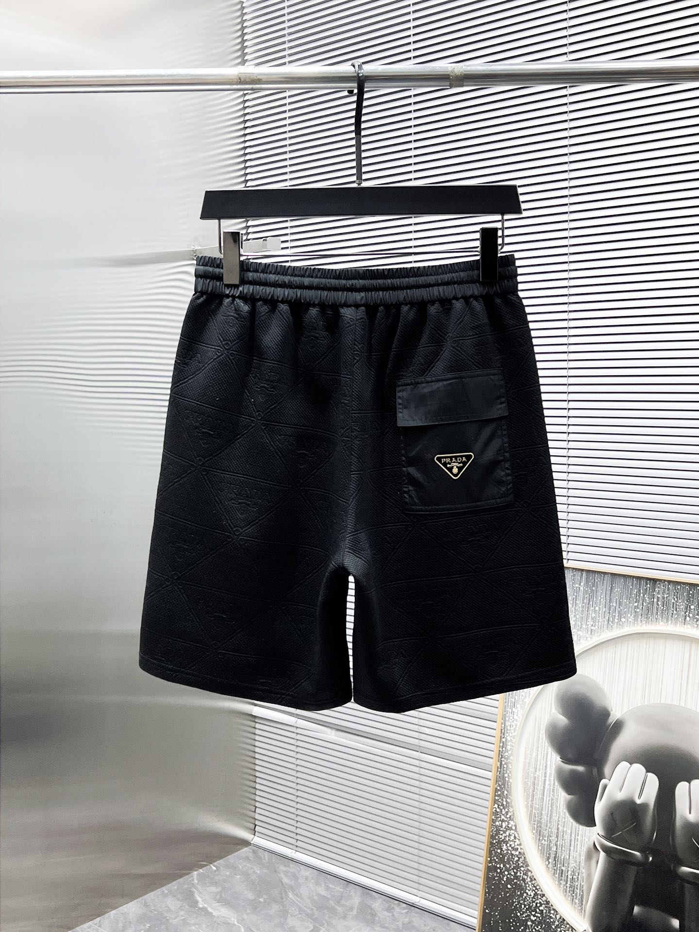 P150  普拉达  Prada  2025ss春夏新款 休闲 短袖 短裤裤 套装，高端版本！专柜定制面料 透气舒适度高，细节无可挑剔，品牌元素设计理念，体现高品质。手感细腻柔软！呈现休闲裁剪，上身版型超赞！码数：M-3XL