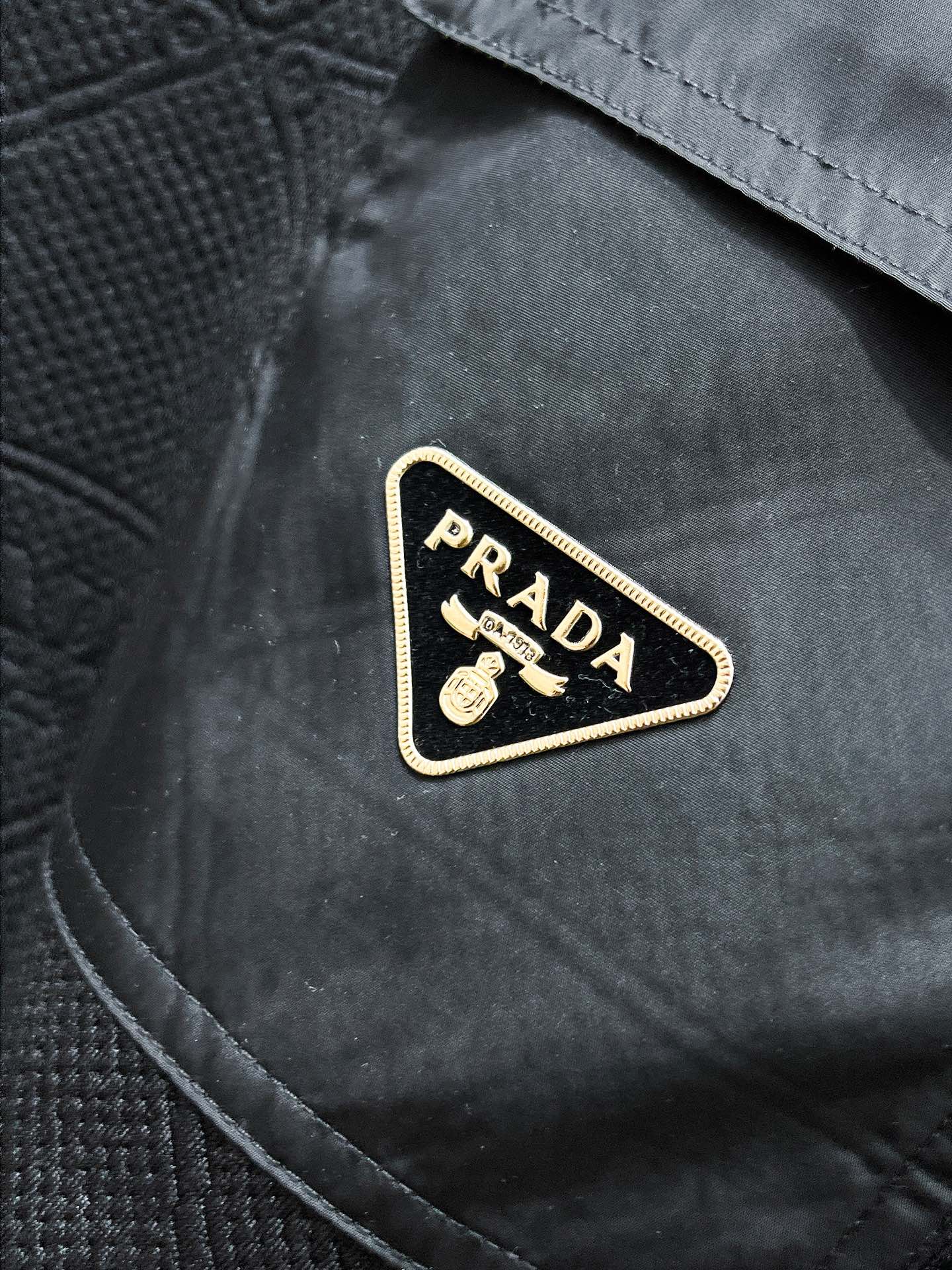 P150  普拉达  Prada  2025ss春夏新款 休闲 短袖 短裤裤 套装，高端版本！专柜定制面料 透气舒适度高，细节无可挑剔，品牌元素设计理念，体现高品质。手感细腻柔软！呈现休闲裁剪，上身版型超赞！码数：M-3XL