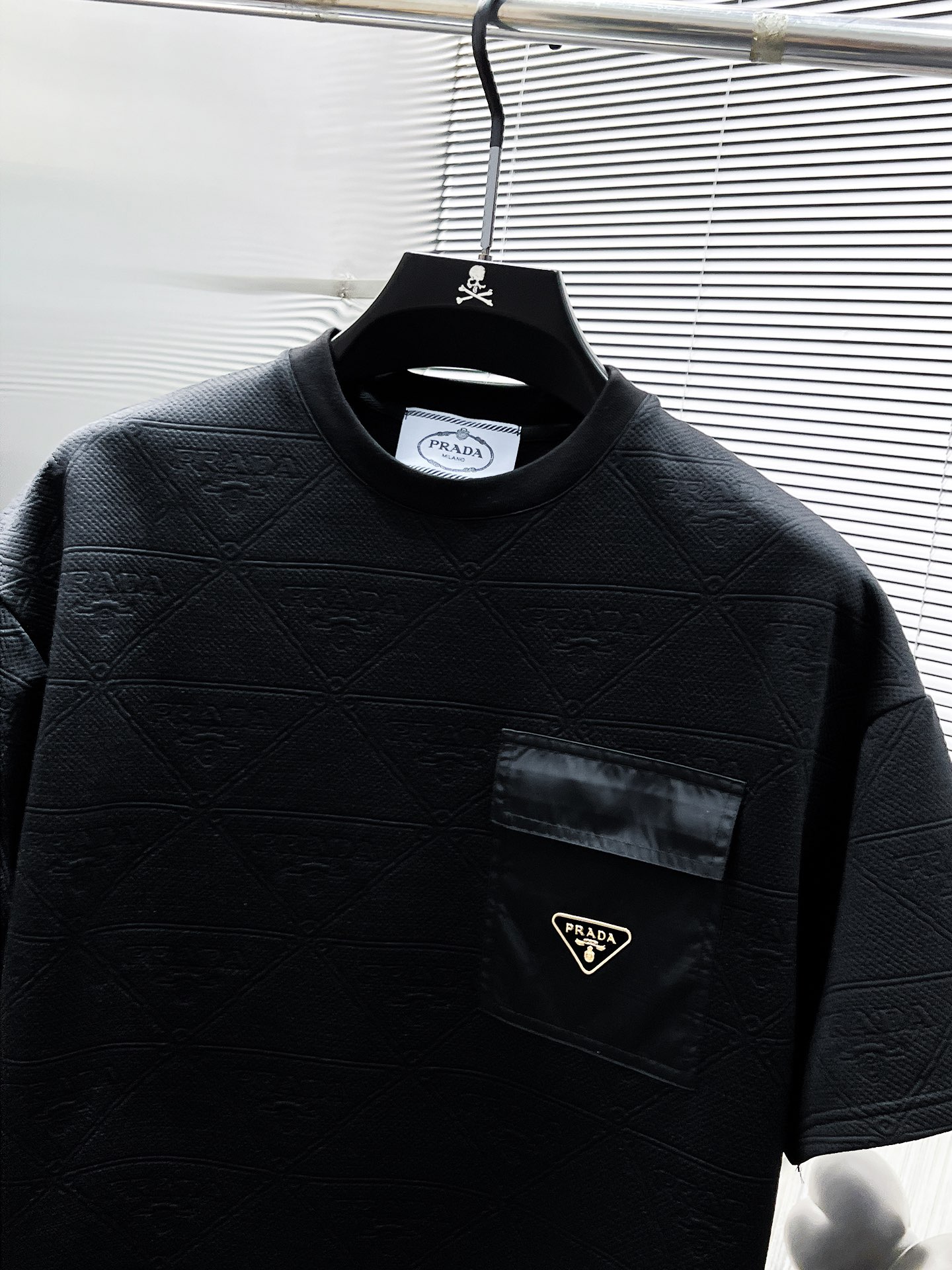 P150  普拉达  Prada  2025ss春夏新款 休闲 短袖 短裤裤 套装，高端版本！专柜定制面料 透气舒适度高，细节无可挑剔，品牌元素设计理念，体现高品质。手感细腻柔软！呈现休闲裁剪，上身版型超赞！码数：M-3XL