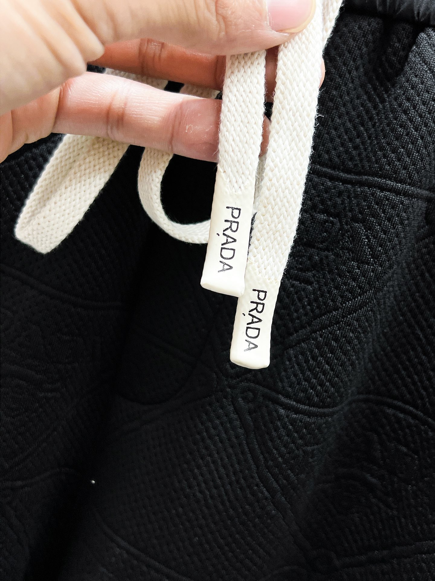 P150  普拉达  Prada  2025ss春夏新款 休闲 短袖 短裤裤 套装，高端版本！专柜定制面料 透气舒适度高，细节无可挑剔，品牌元素设计理念，体现高品质。手感细腻柔软！呈现休闲裁剪，上身版型超赞！码数：M-3XL