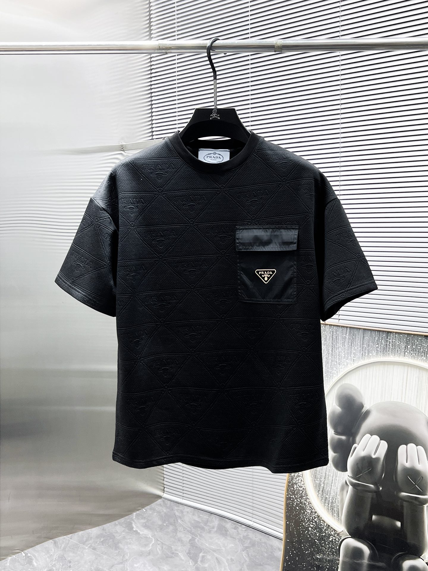 P150  普拉达  Prada  2025ss春夏新款 休闲 短袖 短裤裤 套装，高端版本！专柜定制面料 透气舒适度高，细节无可挑剔，品牌元素设计理念，体现高品质。手感细腻柔软！呈现休闲裁剪，上身版型超赞！码数：M-3XL