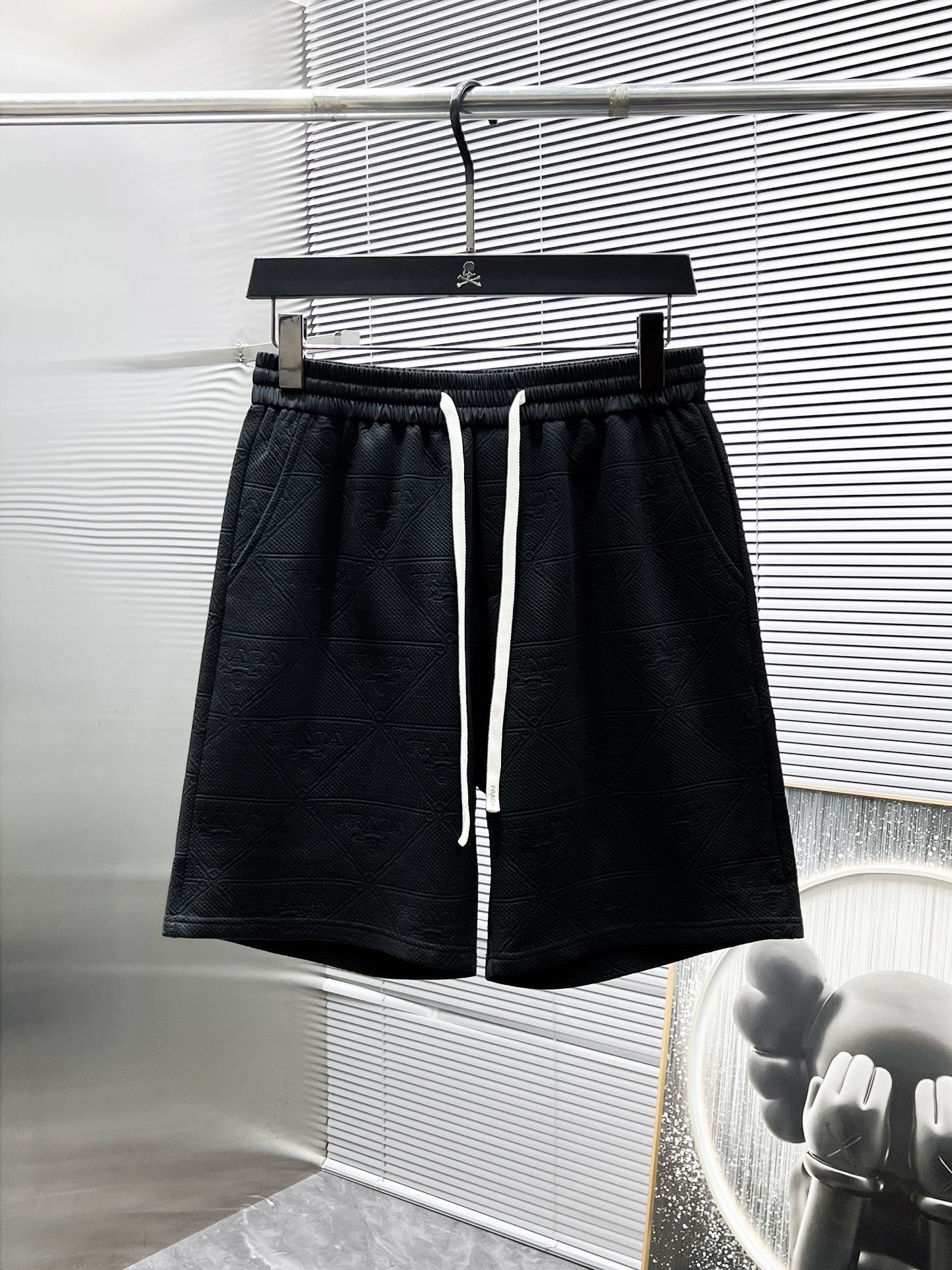 P150  普拉达  Prada  2025ss春夏新款 休闲 短袖 短裤裤 套装，高端版本！专柜定制面料 透气舒适度高，细节无可挑剔，品牌元素设计理念，体现高品质。手感细腻柔软！呈现休闲裁剪，上身版型超赞！码数：M-3XL