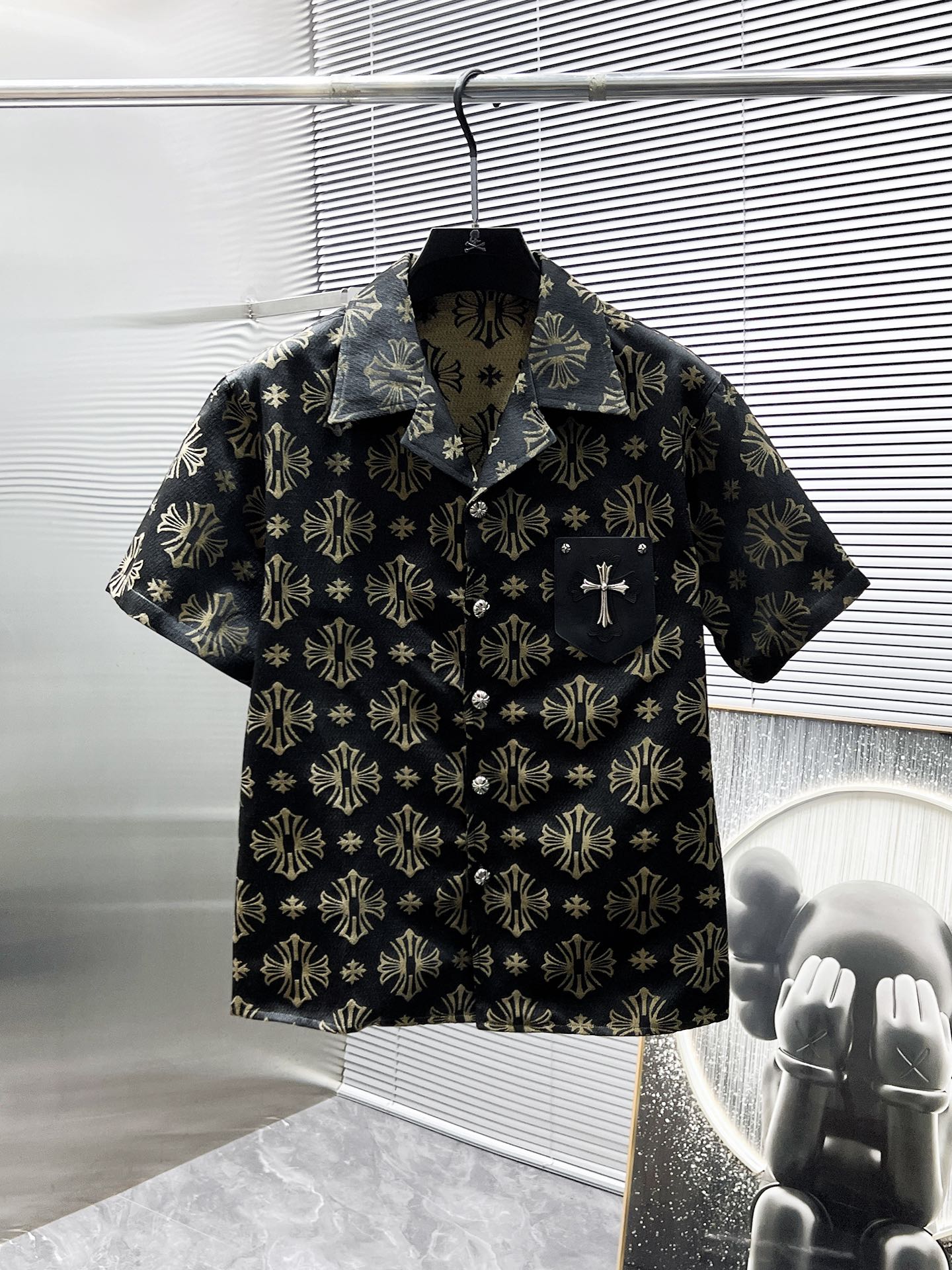 P190  克罗心  ch  2025ss春夏新款 休闲 短袖 短裤裤 套装，高端版本！专柜定制面料 透气舒适度高，细节无可挑剔，品牌元素设计理念，体现高品质。手感细腻柔软！呈现休闲裁剪，上身版型超赞！码数：M-3XL