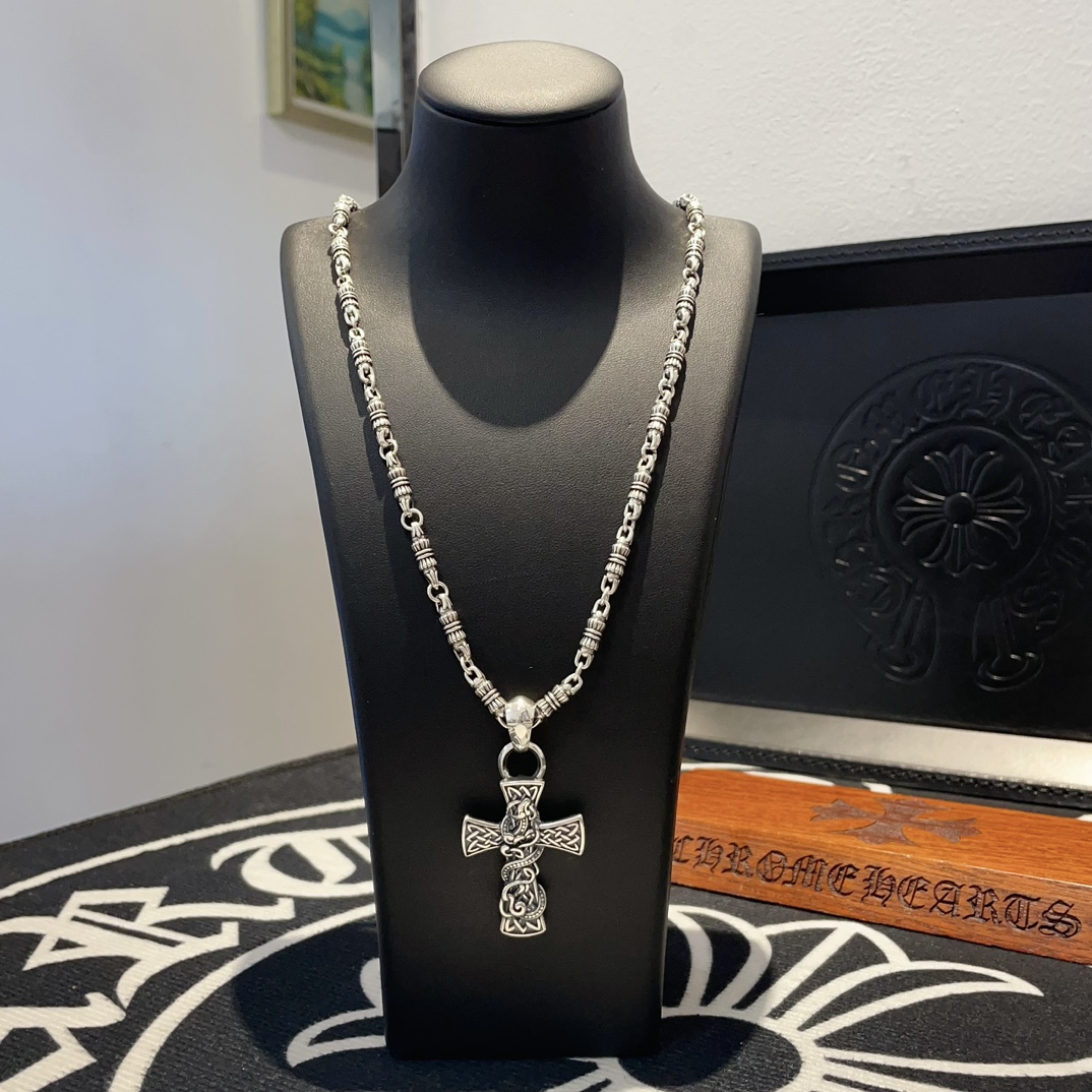 NO:110927,TikTok/Kuaishou/ins/Xiaohongshu/Live Hot, New [Counter Quality] Chrome Hearts Croxin Flower Ball Necklace, Longteng Cross Leather Pendant, Different Concave and Convex and Convex Styling Design Styles, Showing a unique style. Scout Flowers are Croxin's ambitions, so they last longer. Genuine version of Chrome Hearts Croxin, different from the market, the normal light version, the quality of the version, the details of the print, the retro and old gray oxygen level. The semester version!  !  !  Pure handmade ~ Authentic model opening must-have fashion and fashion, both men and women can wear it, same style for couples, original official website, rock punk style silver style, retro elements, trendy and versatile!  , jewelry boutique, chrome hearts, chrome hearts, necklace19860909批 抖音/快手/ins/小红书/直播热门 ,新款【专柜品质】Chrome Hearts克罗心花球项链 ,龙腾十字皮吊坠,凹凸造型不同的花纹设计风格 呈现出与众不同 童军花是克罗心的志 所以更经久不衰 正品打版Chrome Hearts克罗心 区别市场普通轻版 对版对标品质 看字印细节 复古做旧灰氧程度.精工版本！！！ 纯手工打造 ～正品开模潮流时尚必备 男女均可佩戴 情侣同款 官网原版 摇滚朋克泰银风格 复古元素 潮流百搭！,饰品精品,chrome hearts,chrome hearts,necklace,Jewelry