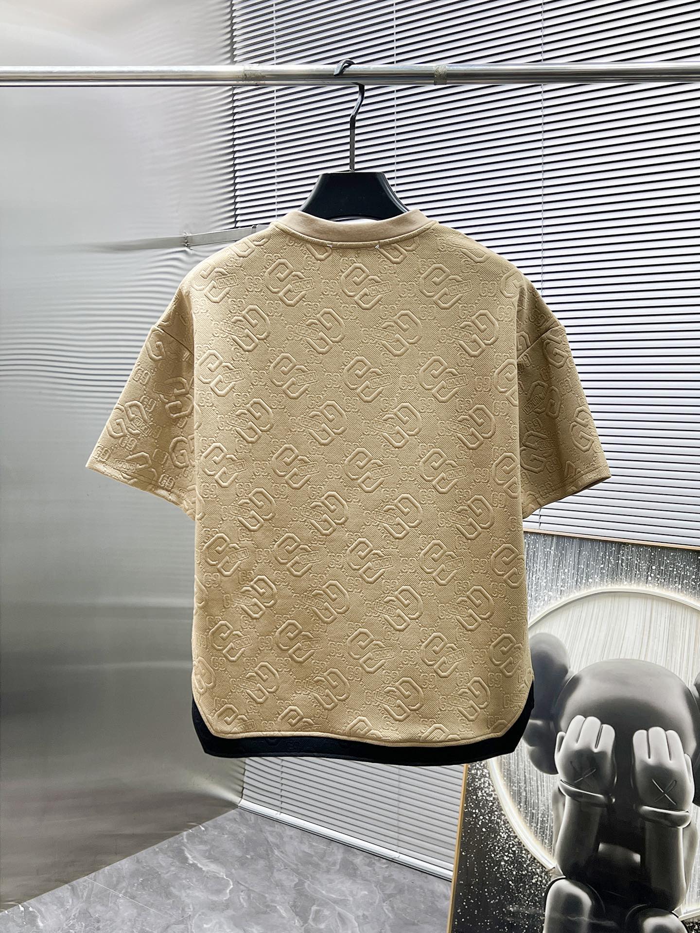 P150  普拉达  Prada  2025ss春夏新款 休闲 短袖 短裤裤 套装，高端版本！专柜定制面料 透气舒适度高，细节无可挑剔，品牌元素设计理念，体现高品质。手感细腻柔软！呈现休闲裁剪，上身版型超赞！码数：M-3XL