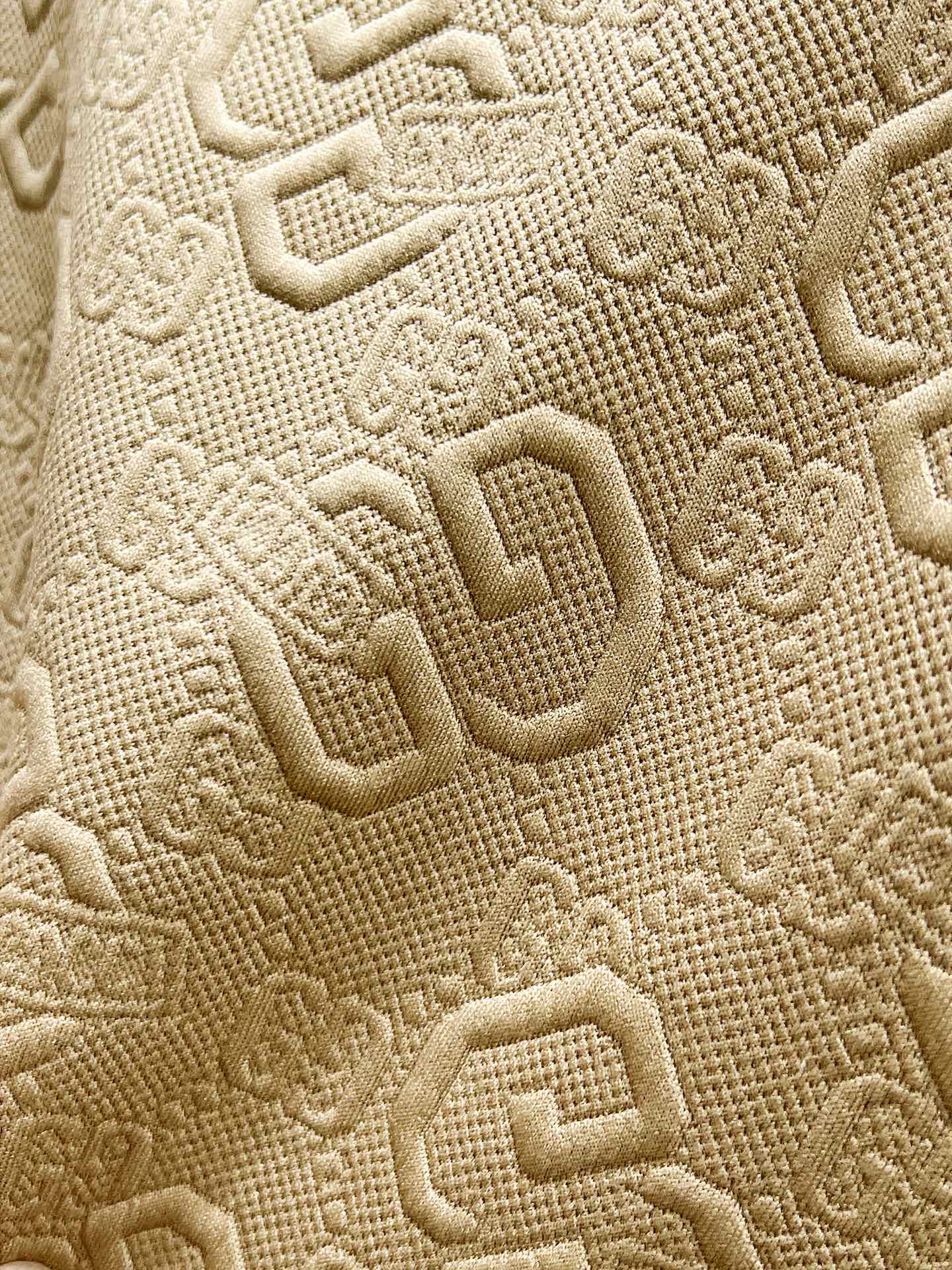 P150  普拉达  Prada  2025ss春夏新款 休闲 短袖 短裤裤 套装，高端版本！专柜定制面料 透气舒适度高，细节无可挑剔，品牌元素设计理念，体现高品质。手感细腻柔软！呈现休闲裁剪，上身版型超赞！码数：M-3XL