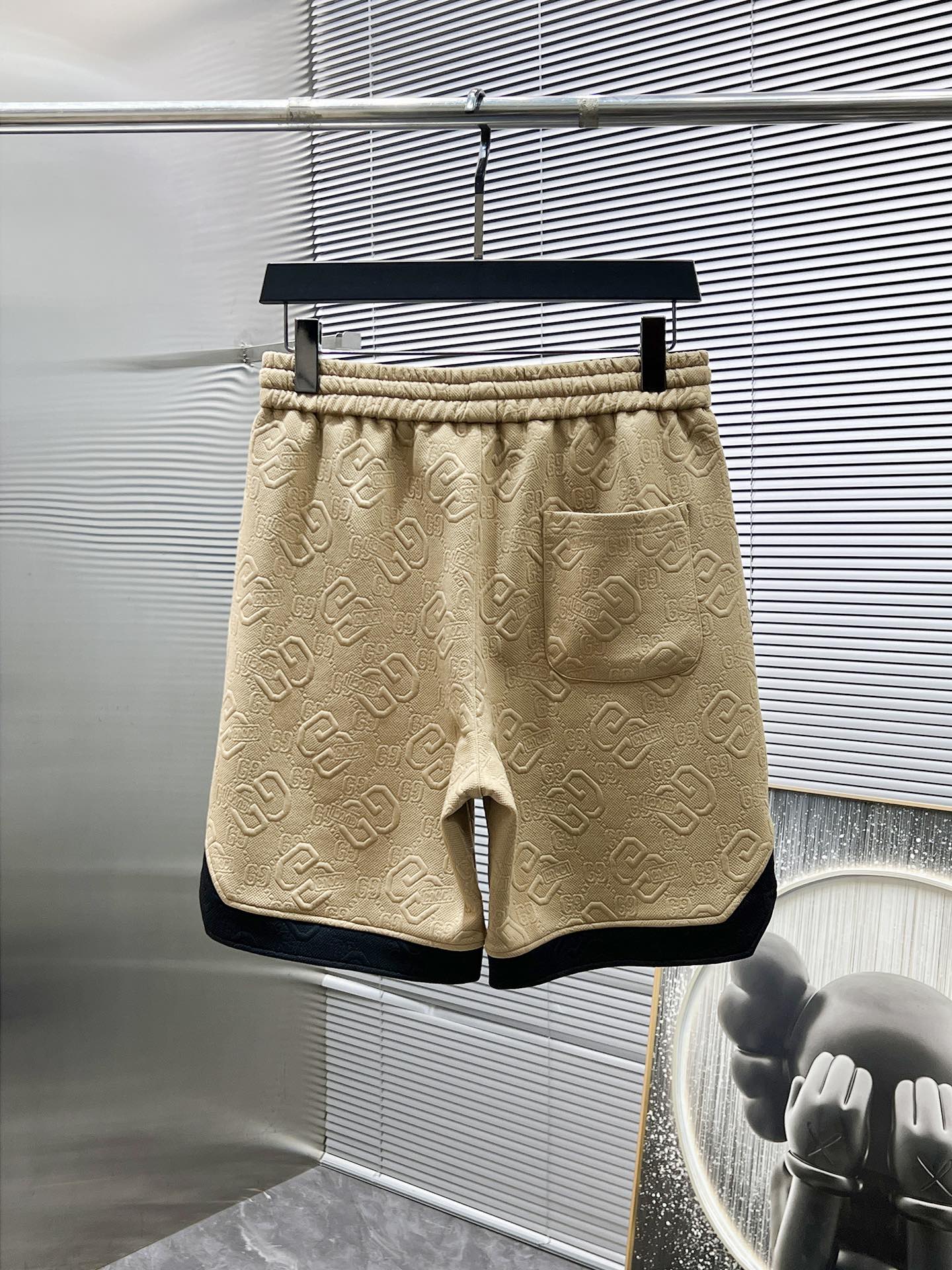 P150  普拉达  Prada  2025ss春夏新款 休闲 短袖 短裤裤 套装，高端版本！专柜定制面料 透气舒适度高，细节无可挑剔，品牌元素设计理念，体现高品质。手感细腻柔软！呈现休闲裁剪，上身版型超赞！码数：M-3XL
