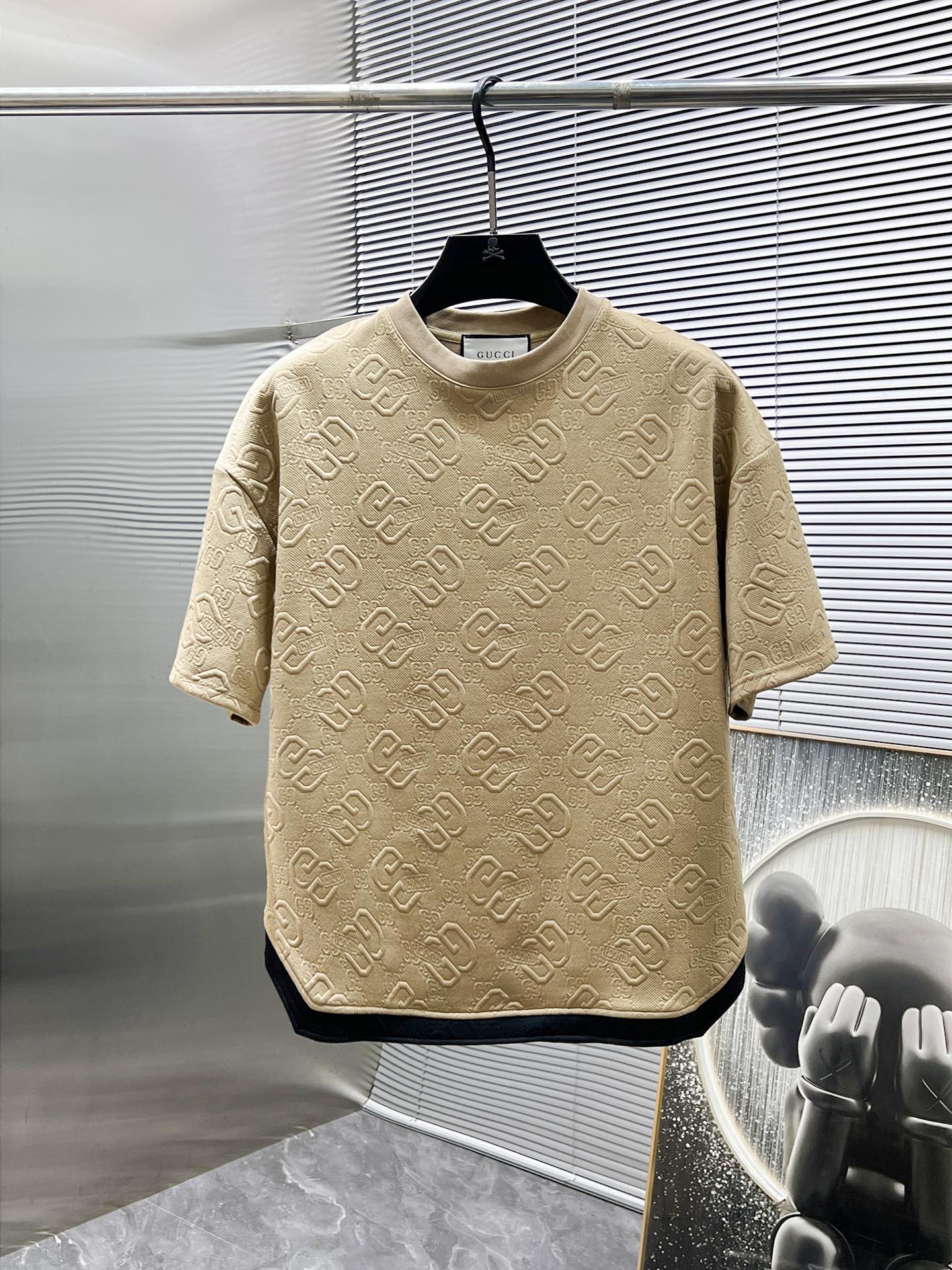 P150  普拉达  Prada  2025ss春夏新款 休闲 短袖 短裤裤 套装，高端版本！专柜定制面料 透气舒适度高，细节无可挑剔，品牌元素设计理念，体现高品质。手感细腻柔软！呈现休闲裁剪，上身版型超赞！码数：M-3XL