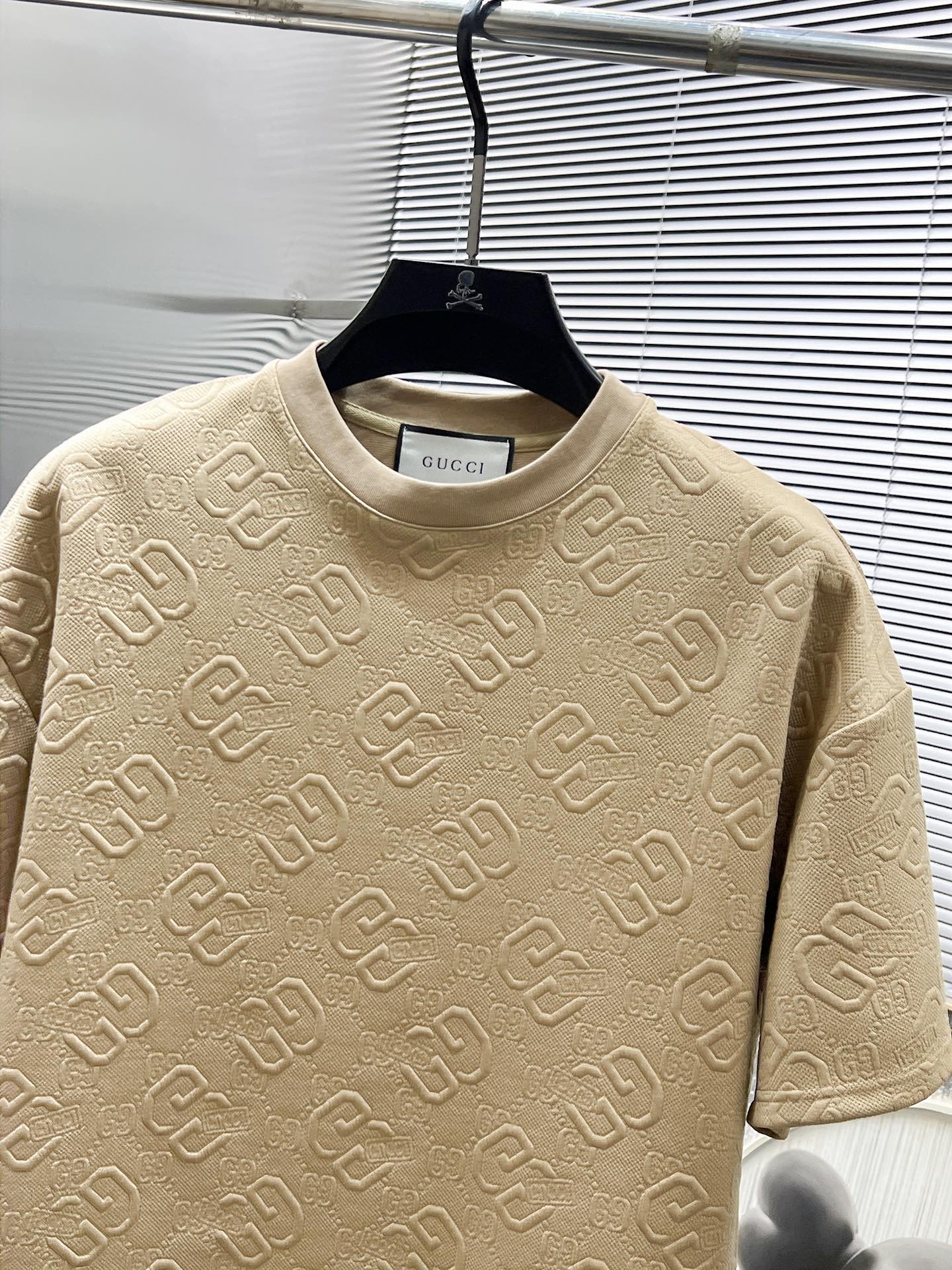P150  普拉达  Prada  2025ss春夏新款 休闲 短袖 短裤裤 套装，高端版本！专柜定制面料 透气舒适度高，细节无可挑剔，品牌元素设计理念，体现高品质。手感细腻柔软！呈现休闲裁剪，上身版型超赞！码数：M-3XL