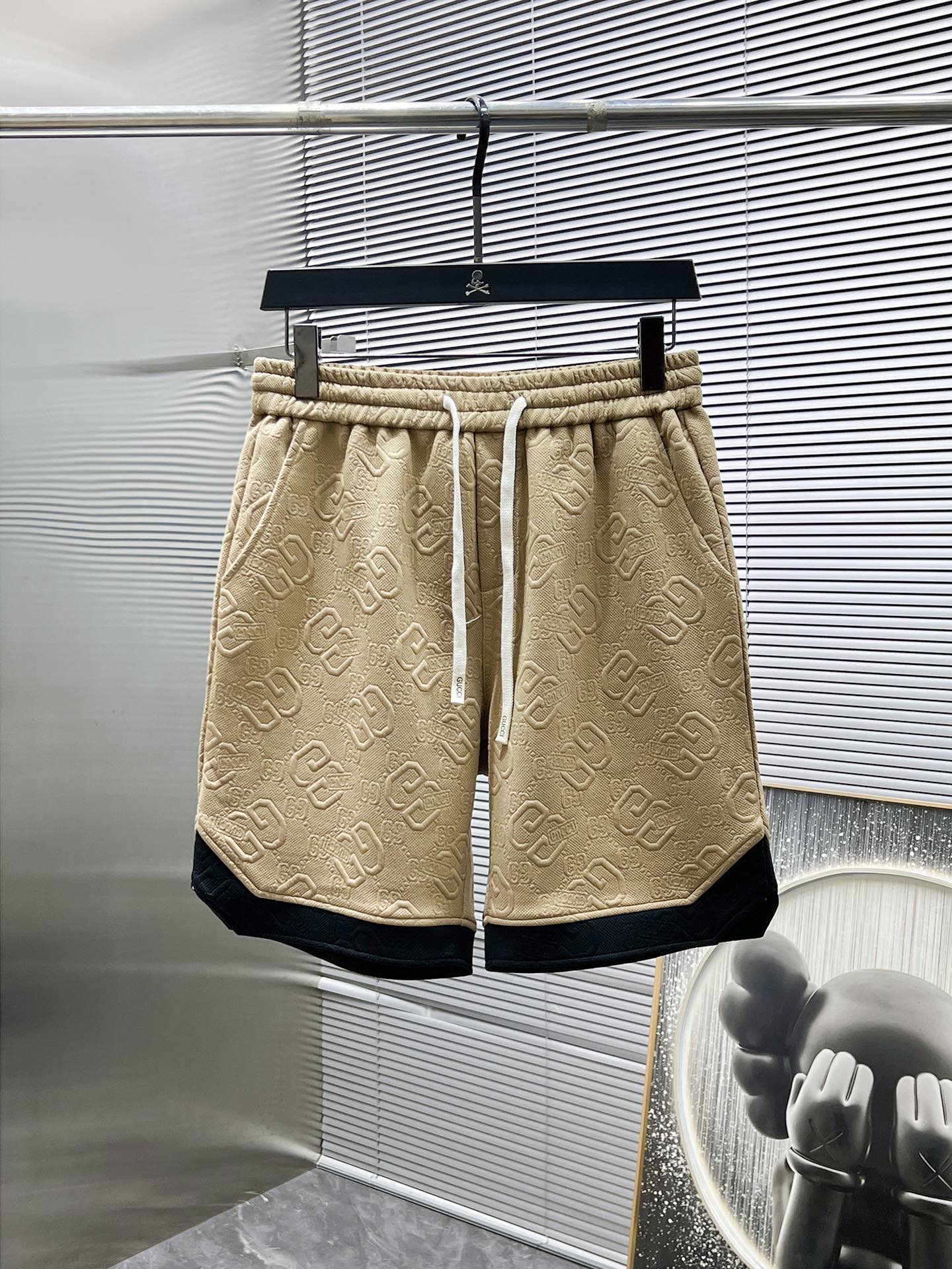 P150  普拉达  Prada  2025ss春夏新款 休闲 短袖 短裤裤 套装，高端版本！专柜定制面料 透气舒适度高，细节无可挑剔，品牌元素设计理念，体现高品质。手感细腻柔软！呈现休闲裁剪，上身版型超赞！码数：M-3XL