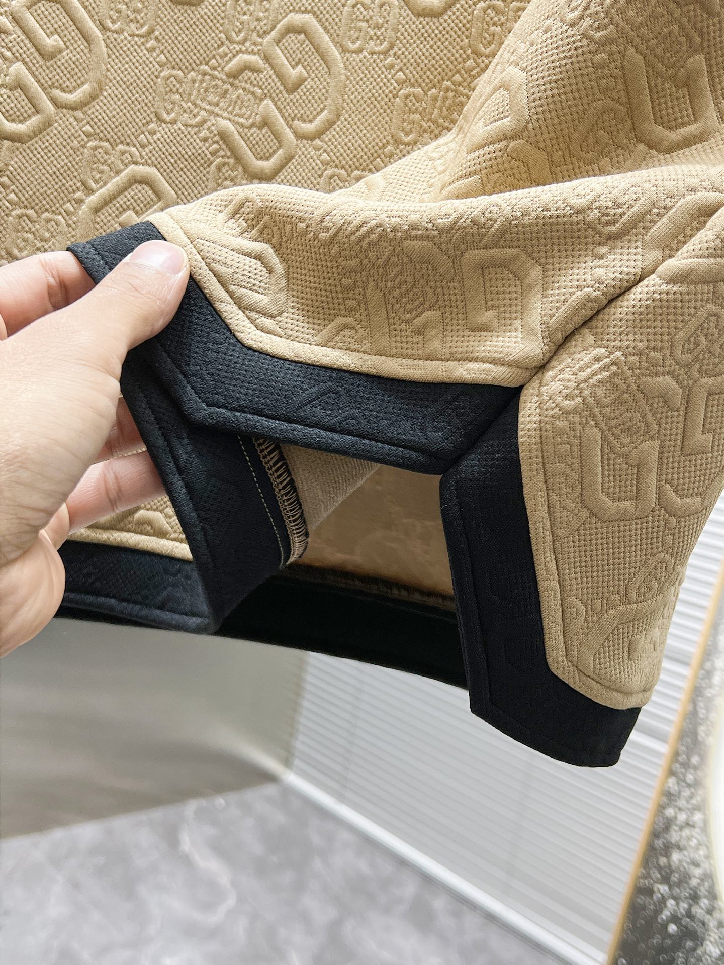 P150  普拉达  Prada  2025ss春夏新款 休闲 短袖 短裤裤 套装，高端版本！专柜定制面料 透气舒适度高，细节无可挑剔，品牌元素设计理念，体现高品质。手感细腻柔软！呈现休闲裁剪，上身版型超赞！码数：M-3XL