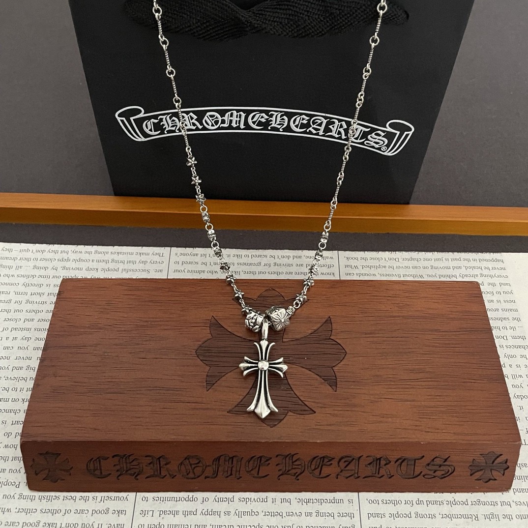 NO:110931,New [Counter Quality] Chrome Hearts Croxin Classic retro bamboo joint five-star necklace Cross pendant Different pattern design styles present unique Cross Scout flowers are Croxin's ambitions, so they last longer. Genuine version Chrome Hearts Croxin necklaces are the ordinary light version of the market. The quality is benchmarked against the quality of the text and print details. The degree of retro old gray oxygen. Seiko version!  !  !  Pure handmade ~ Authentic model opening must-have fashion and fashion, both men and women can wear it, same style for couples, original official website, rock punk style silver style, retro elements, trendy and versatile!  , jewelry boutique, chrome hearts, chrome hearts, necklace19860909新款【专柜品质】Chrome Hearts克罗心 经典复古竹节五星项链 十字架吊坠 凹凸造型不同的花纹设计风格 呈现出与众不同 十字架 童军花是克罗心的志 所以更经久不衰 正品打版Chrome Hearts克罗心项链区别市场普通轻版 对版对标品质 看字印细节 复古做旧灰氧程度.精工版本！！！ 纯手工打造 ～正品开模潮流时尚必备 男女均可佩戴 情侣同款 官网原版 摇滚朋克泰银风格 复古元素 潮流百搭！,饰品精品,chrome hearts,chrome hearts,necklace,Jewelry