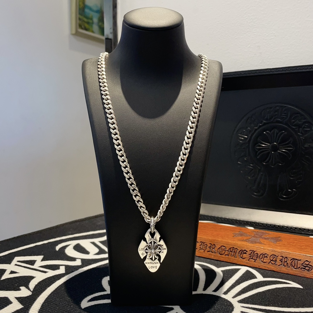 NO:110937,Comment on Douyin/Kuaishou/ins/Xiaohongshu/Live Hot, New [Counter Quality] Chrome Hearts Crowxin Classic Necklace, Diamond Cross Pendant, Concave and Convex and Convex Styling Design Styles, presenting uniqueness. Scout Flowers are Crowxin's ambitions, so they last longer. Genuine version of Chrome Hearts Crowxin, different from the market, the normal light version, the quality of the version, the details of the letter printing, the degree of retro and old gray oxygen. Seiko version!  !  !  Pure handmade ~ Authentic model opening must-have fashion and fashion, both men and women can wear it, same style for couples, original official website, rock punk style silver style, retro elements, trendy and versatile!  , jewelry boutique, chrome hearts, chrome hearts, necklace19860909批抖音/快手/ins/小红书/直播热门 ,新款【专柜品质】Chrome Hearts克罗心经典项链 ,菱形十字架吊坠,凹凸造型不同的花纹设计风格 呈现出与众不同 童军花是克罗心的志 所以更经久不衰 正品打版Chrome Hearts克罗心 区别市场普通轻版 对版对标品质 看字印细节 复古做旧灰氧程度.精工版本！！！ 纯手工打造 ～正品开模潮流时尚必备 男女均可佩戴 情侣同款 官网原版 摇滚朋克泰银风格 复古元素 潮流百搭！,饰品精品,chrome hearts,chrome hearts,necklace,Jewelry