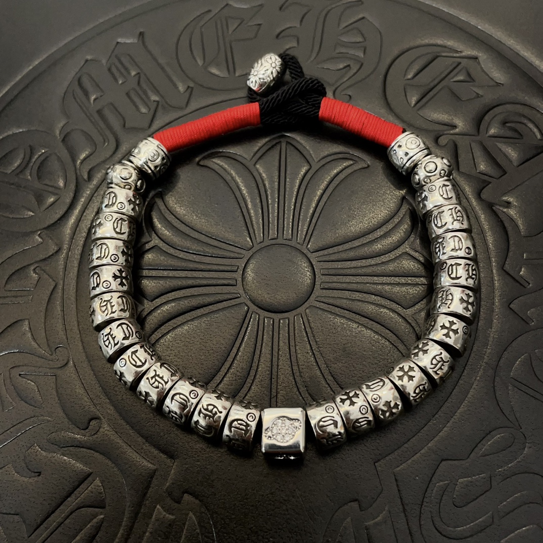 NO:110945,Batch New model [Counter Quality] Chrome Hearts Croxin classic retro bracelet with different concave and convex shapes, presenting unique styles. Cross Scout flowers are Croxin's ambitions, so they last longer. Genuine version of Chrome Hearts Croxin, differentiating the market ordinary light version, matching the quality, looking at the details of the letter printing, retro old gray oxygen level. Seiko version!  !  !  Pure handmade ~ Authentic model opening must-have fashion and fashion, both men and women can wear it, same style for couples, original official website, rock punk style silver style, retro elements, trendy and versatile!  , jewelry boutique, chrome hearts, chrome hearts, bracelet19860909批 新款【专柜品质】Chrome Hearts克罗心经典复古手链 凹凸造型不同的花纹设计风格 呈现出与众不同 十字架 童军花是克罗心的志 所以更经久不衰 正品打版Chrome Hearts克罗心 区别市场普通轻版 对版对标品质 看字印细节 复古做旧灰氧程度.精工版本！！！ 纯手工打造 ～正品开模潮流时尚必备 男女均可佩戴 情侣同款 官网原版 摇滚朋克泰银风格 复古元素 潮流百搭！,饰品精品,chrome hearts,chrome hearts,bracelet,Jewelry