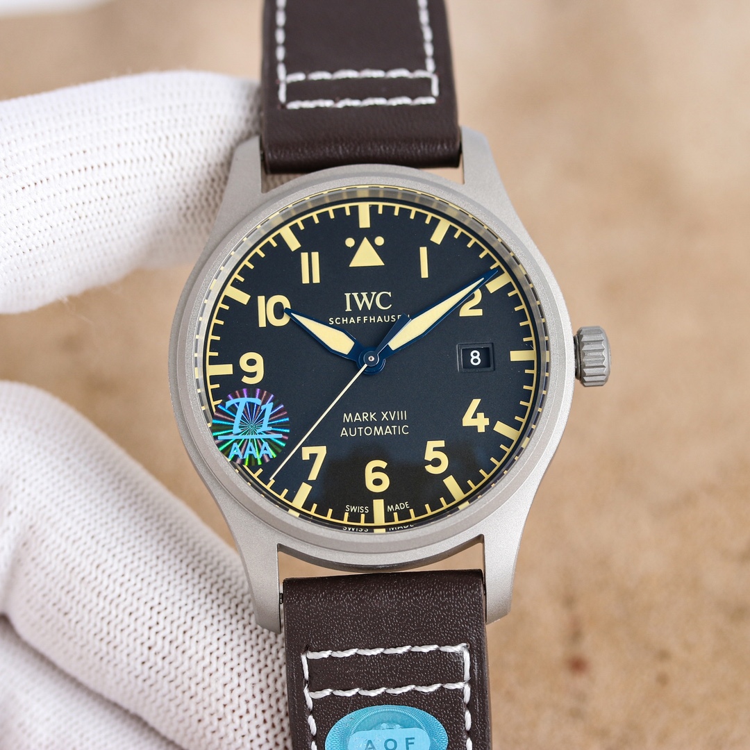 NO:147300,: 2892: AOF factory recommended Mark Series Ultimate Edition Super Titanium Mark Pilot!  Return of the King. Follow the example and transparently compare the true and false!  1. AOF purchased another original mold and opened it separately at all costs. It took two years to finally correct all the shortcomings of the existing version on the market. The exclusive anti-fingerprint technology synchronized the original, with vivid details and extremely perfect. 2. The AOF titanium alloy mark has a different material from the steel mark, which is equivalent to a new product. All components are copied one by one according to the original, and all materials are synchronized to the original, striving to be perfect. The disassembly structure of the entire table is exactly the same as the original, just like a pair. 3. The literal restoration degree is perfectly presented, and the breakthrough technology of 12-bit water droplet type triangular luminescent scale is perfectly presented, and the surface color and texture are highly consistent with the original. The calendar font is also perfectly restored.  4. The AOF team has always been rigorous in detail control. The literal color, matte graininess and scale effect of this model are impeccable, and its excellent calendar printing technology is not reduced at all, and it is consistent with the authentic product. 5. The AOF team still uses the original and purely imported from Japan-Swiss new ETA-2892A2 movement, its structure is consistent with the original, and its performance is as excellent as the original, with precision and long-lasting and no reworking trouble!  AOF also provides a people-friendly version of the imported Japanese Seagull 2892 stable version, and its appearance details are the same as those of the Swiss version. 6. The shape and size of the head and core are professionally customized and are synchronized with original. 7. The top case production process is simultaneously reflected on this titanium mark. The lines, curvature and polishing are all in line with the original and keeping highly consistent!  8. Both inside and outside, the titanium bottom cover has a solid grinding and the original, including the edge polishing, and can be perfectly interchangeable. 9. The exclusive AOF factory imported cowhide is imported from cowhide, and its materials, workmanship, and wear feel are synchronized with the original texture. The newly opened titanium buckle has a solid foundation in polishing and engraving, making it difficult to distinguish male and female. 10. A purely imported super luminous display, and its luminous color and effect can reach the original level!  Titanium Mark 18, the highest version of AOF, please enjoy it., cowhide19860909: 2892: AOF厂推荐之马克系列 旗舰版 超级钛合金马克飞行员！ 王者归来. 循例透明化真假对比！ 1.AOF不惜成本单独再购一只原装开模,耗时两年,终可修正市面现有版本的所有不足,独家防指纹技术同步原装,细节上惟妙惟肖,极致完美. 2.AOF钛合金马克由于其材质有别于钢款马克,相当于全新开发了一只新品,所有组件都按照原装逐一复制,所有材料同步原装,力求完美. 整表拆解结构与原装分毫不差,恰如孖生. 3. 字面还原度堪称满分,12位水滴型三角夜光刻度突破性技术完美呈现,表面颜色以及质感均与原装高度契合.日历字体亦完美还原. 4.AOF团队细节把控向来严谨,此款字面的颜色,磨砂颗粒感以及刻度效果放大来看亦无可挑剔,而其出色的日历印刷工艺也丝毫不减,与正品保持一致. 5.AOF团队仍采用原装同源纯进口日本进口- 瑞士全新ETA-2892A2机芯,其结构同原装保持一致,性能也与原装同样出色,精准恒久,无返修烦恼！ AOF同时提供亲民版的进口日本 海鸥2892稳定版拱选,其外观细节均与瑞士版本一样.  6.把头,把芯的外形以及尺寸都是经过专业定制,同步原装的.  7.顶尖表壳制作工艺同步体现到此款钛马克上,其线条,弧度以及打磨,均吻合原装,保持高度一致！ 8.内外兼修,其钛底盖内外刻字包括边缘打磨均跟足原装.可完美互换. 9.AOF厂独家专用马克进口牛皮,其材料,做工,佩戴感同步原装,质感乱真. 全新开模的钛金属表扣,打磨刻字功底扎实,难辨雌雄. 10. 纯进口超级夜光显示,其夜光颜色以及效果均可达到原装水准！ 钛金属马克十八,AOF最高版本,敬请品鉴.,,cowhide,Watch