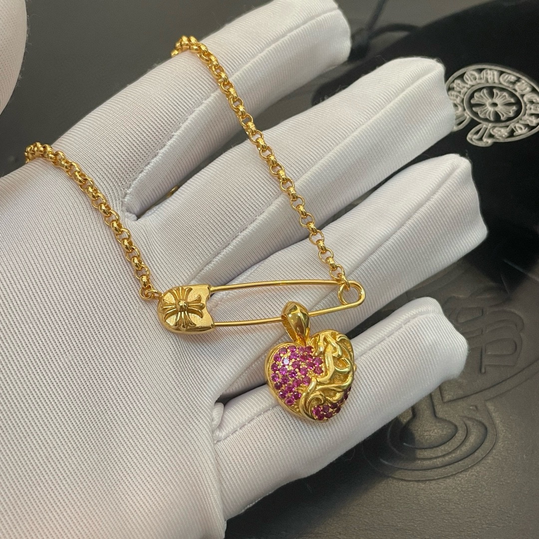 NO:110951,New models [Counter Quality] Chrome Hearts Croxin Classic Golden Necklace Heart-shaped Vine Flower Pin Pendant Different concave and convex and concave design styles present uniqueness Cross Scout flowers are Croxin's ambitions, so they last longer. Genuine version Chrome Hearts Croxin Difference to the market ordinary light version, match the quality of the version, look at the details of the letter printing, retro old gray oxygen level. Seiko version!  !  !  Pure handmade ~ Authentic model opening must-have fashion and fashion, both men and women can wear it, same style for couples, original official website, rock punk style silver style, retro elements, trendy and versatile!  , jewelry boutique, chrome hearts, chrome hearts, necklace, gold19860909批新款【专柜品质】Chrome Hearts克罗心经典黄金色项链 心型藤花别针吊坠 凹凸造型不同的花纹设计风格 呈现出与众不同 十字架 童军花是克罗心的志 所以更经久不衰 正品打版Chrome Hearts克罗心 区别市场普通轻版 对版对标品质 看字印细节 复古做旧灰氧程度.精工版本！！！ 纯手工打造 ～正品开模潮流时尚必备 男女均可佩戴 情侣同款 官网原版 摇滚朋克泰银风格 复古元素 潮流百搭！,饰品精品,chrome hearts,chrome hearts,necklace,gold,Jewelry