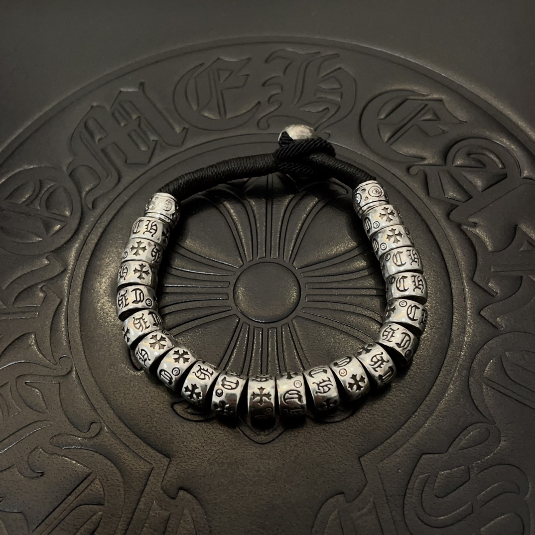 NO:110953,Batch New model [Counter Quality] Chrome Hearts Croxin classic retro bracelet with different concave and convex shapes, presenting unique styles. Cross Scout flowers are Croxin's ambitions, so they last longer. Genuine version of Chrome Hearts Croxin, differentiating the market ordinary light version, matching the quality, looking at the details of the letter printing, retro old gray oxygen level. Seiko version!  !  !  Pure handmade ~ Authentic model opening must-have fashion and fashion, both men and women can wear it, same style for couples, original official website, rock punk style silver style, retro elements, trendy and versatile!  , jewelry boutique, chrome hearts, chrome hearts, bracelet19860909批 新款【专柜品质】Chrome Hearts克罗心经典复古手链 凹凸造型不同的花纹设计风格 呈现出与众不同 十字架 童军花是克罗心的志 所以更经久不衰 正品打版Chrome Hearts克罗心 区别市场普通轻版 对版对标品质 看字印细节 复古做旧灰氧程度.精工版本！！！ 纯手工打造 ～正品开模潮流时尚必备 男女均可佩戴 情侣同款 官网原版 摇滚朋克泰银风格 复古元素 潮流百搭！,饰品精品,chrome hearts,chrome hearts,bracelet,Jewelry