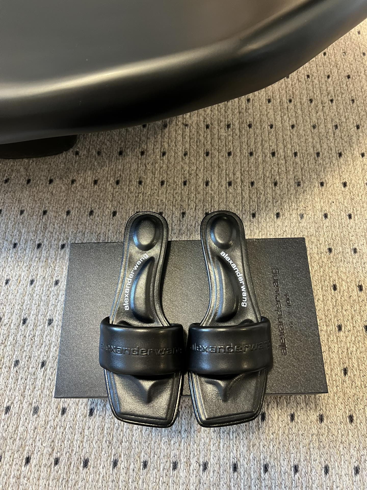 NO:227295,Purchase grade Alexande* Wang 25ss Spring and summer latest style Flat sandals Personalized and elegant style Super texture Love this style Simple design is simple and fashionable and comfortable. An indispensable model in summer presents a brand new iconic outline. Upper denim/sheepskin inner denim sole Italian leather outsole Size#35-39 (customized for 40), slippers, alexander wang, slippers, sheepskin, Leather soles19860909代购级 Alexande* Wang 大王 25ss 春夏最新款 平底凉拖鞋 个性御姐风 超有质感 爱了爱了 该款设计简约上脚时尚舒服 夏季不可缺少的一款大王呈现焕然一新的标志性轮廓. 鞋面牛仔布/羊皮 内里牛仔布里 鞋底意大利真皮大底 Size#35-39(40定做),拖鞋,alexander wang,slippers,sheepskin,Leather soles,Women's Shoes