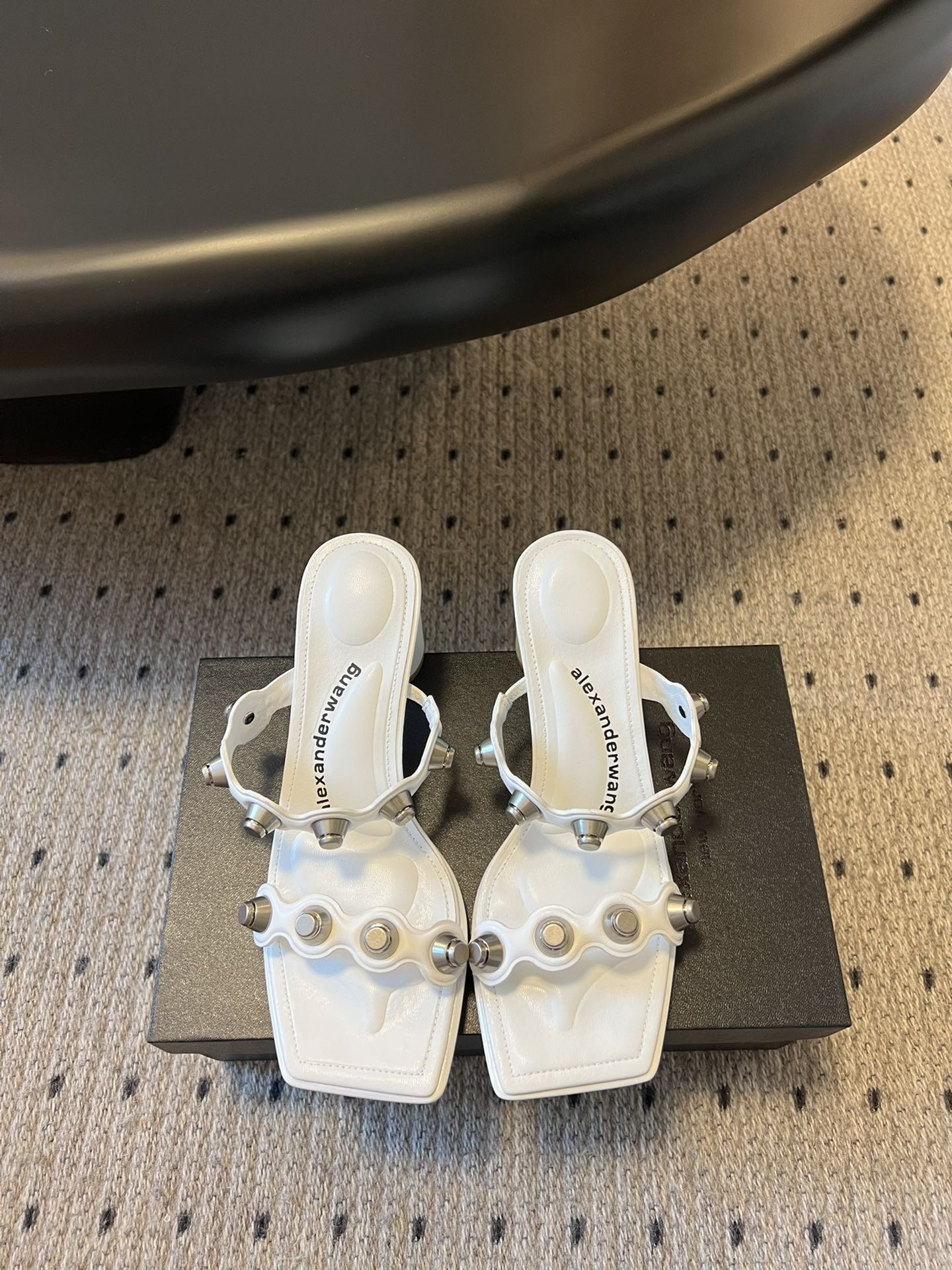 NO:224184,Purchase grade Alexande* Wang 25ss Spring and summer latest cut heel high heel sandals, personalized and elegant style, super textured, love, love, this model is simple and fashionable and comfortable to wear, an indispensable model in summer presents a brand new iconic outline. This shoe is made of soft leather, hollow heel with hardware logo, upper cowhide/original mold opening button nails, inner sheepskin sole Italian leather outsole Size#35-39 (custom made of 40), sandals, alexander wang, sandals, slippers, cowhide, sheepskin, Leather soles19860909批 代购级 Alexande* Wang 大王 25ss 春夏最新款切跟高跟凉拖鞋 个性御姐风 超有质感 爱了爱了 该款设计简约上脚时尚舒服 夏季不可缺少的一款大王呈现焕然一新的标志性轮廓.这款鞋履由柔软皮制成镂空鞋跟搭配五金件徽标 鞋面牛皮/原版开模钮钉 内里羊皮里鞋底意大利真皮大底 Size#35-39(40定做),凉鞋,alexander wang,sandals,slippers,cowhide,sheepskin,Leather soles,Women's Shoes