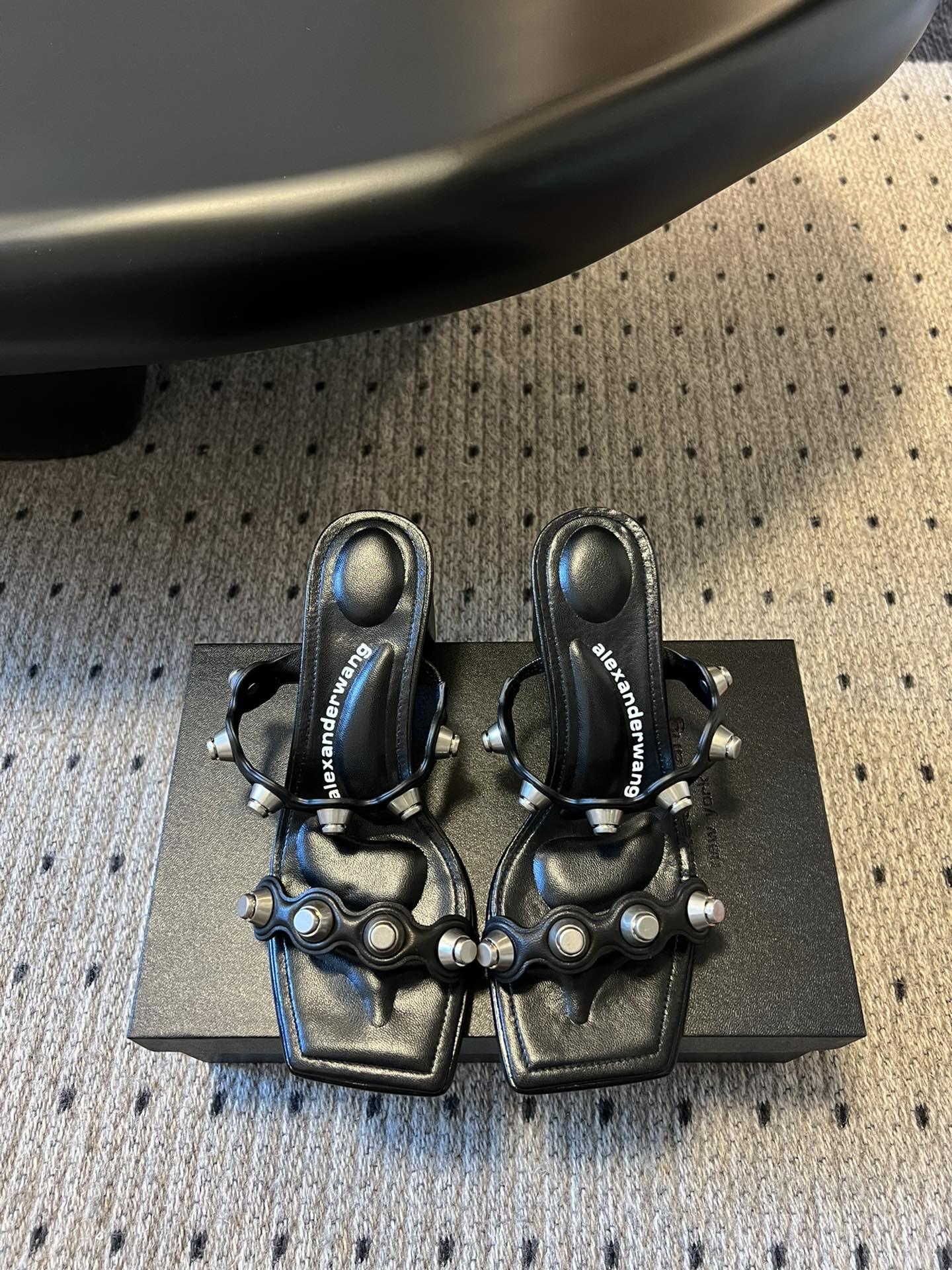 NO:227288,Purchase grade Alexande* Wang 25ss Spring and summer latest cut heel high heel sandals, personalized and elegant style, super textured, love, love, this model is simple and fashionable and comfortable to wear, an indispensable model in summer presents a brand new iconic outline. This shoe is made of soft leather, hollow heels, paired with hardware logo, upper cowhide/original mold opening button nails, inner sheepskin sole Italian leather outsole Size#35-39 (customized for 40), high heels, alexander wang, high heels, slippers, cowhide, sheepskin, Leather soles19860909代购级 Alexande* Wang 大王 25ss 春夏最新款切跟高跟凉拖鞋 个性御姐风 超有质感 爱了爱了 该款设计简约上脚时尚舒服 夏季不可缺少的一款大王呈现焕然一新的标志性轮廓.这款鞋履由柔软皮制成镂空鞋跟搭配五金件徽标 鞋面牛皮/原版开模钮钉 内里羊皮里鞋底意大利真皮大底 Size#35-39(40定做),高跟鞋,alexander wang,high heels,slippers,cowhide,sheepskin,Leather soles,Women's Shoes