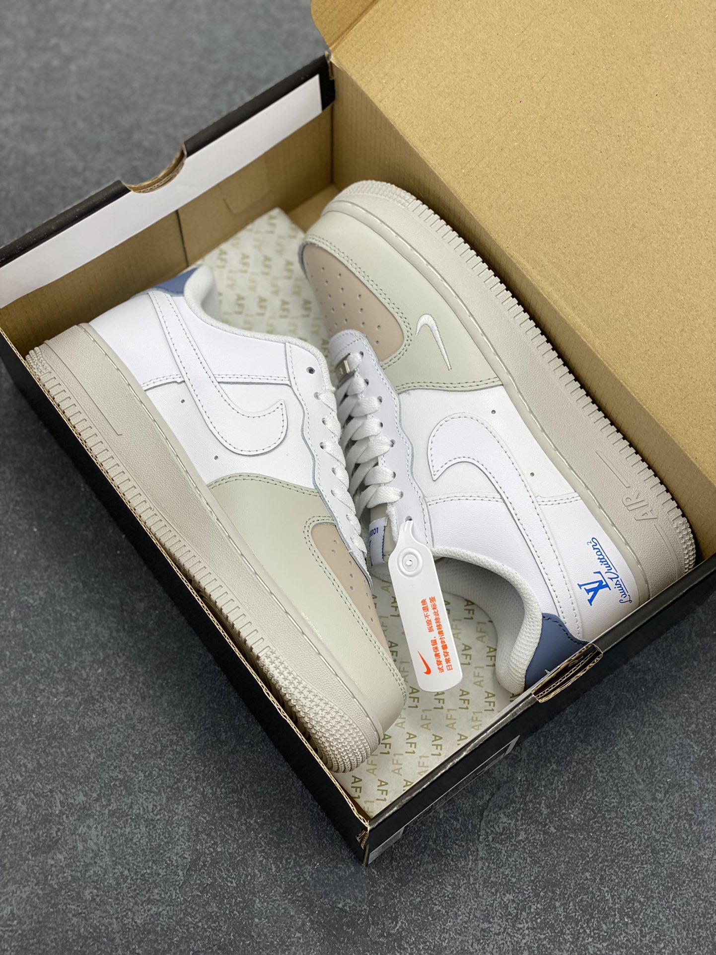 图片[9]-福利特价 Nike Air Force 1 Low 空军一号低帮百搭休闲运动板鞋。柔软、弹性十足的缓震性能和出色的中底设计，横跨复古与现代的外型结合，造就出风靡全球三十多年的Force 1，直到今天还深受青睐。 货号：BS8870-301 尺码：36 36.5 37.5 38 38.5 39 40 40.5 41 42 42.5 43 44 44.5 45-选品中心