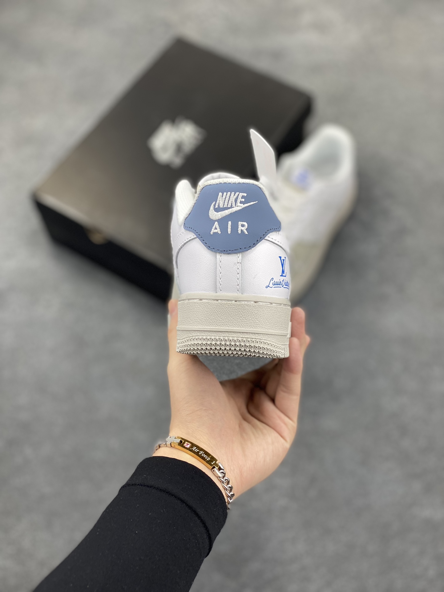 图片[4]-福利特价 Nike Air Force 1 Low 空军一号低帮百搭休闲运动板鞋。柔软、弹性十足的缓震性能和出色的中底设计，横跨复古与现代的外型结合，造就出风靡全球三十多年的Force 1，直到今天还深受青睐。 货号：BS8870-301 尺码：36 36.5 37.5 38 38.5 39 40 40.5 41 42 42.5 43 44 44.5 45-选品中心