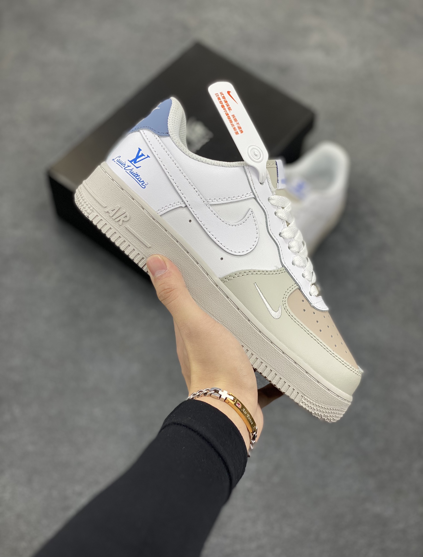 福利特价 Nike Air Force 1 Low 空军一号低帮百搭休闲运动板鞋。柔软、弹性十足的缓震性能和出色的中底设计，横跨复古与现代的外型结合，造就出风靡全球三十多年的Force 1，直到今天还深受青睐。 货号：BS8870-301 尺码：36 36.5 37.5 38 38.5 39 40 40.5 41 42 42.5 43 44 44.5 45-选品中心