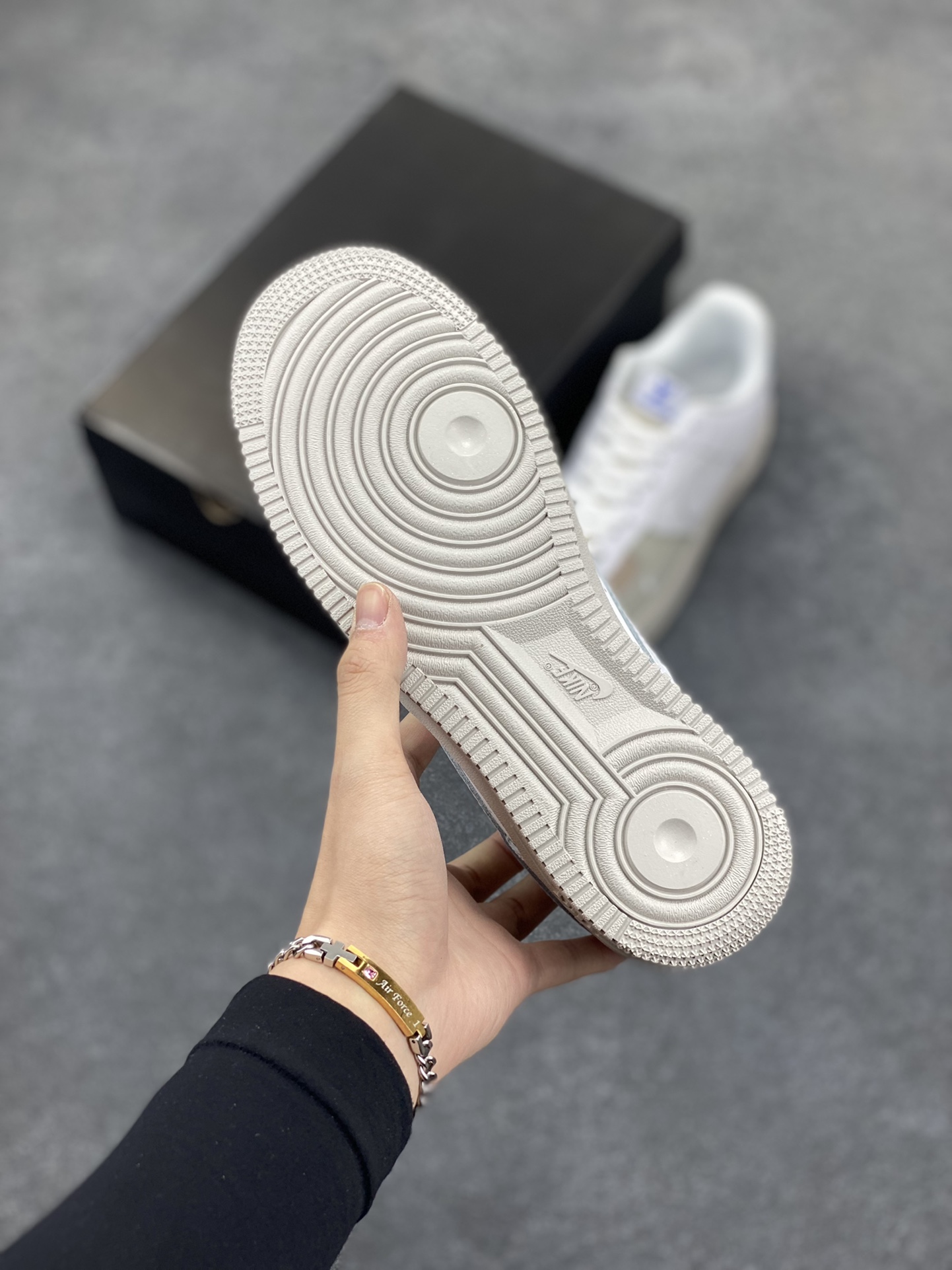 图片[5]-福利特价 Nike Air Force 1 Low 空军一号低帮百搭休闲运动板鞋。柔软、弹性十足的缓震性能和出色的中底设计，横跨复古与现代的外型结合，造就出风靡全球三十多年的Force 1，直到今天还深受青睐。 货号：BS8870-301 尺码：36 36.5 37.5 38 38.5 39 40 40.5 41 42 42.5 43 44 44.5 45-选品中心