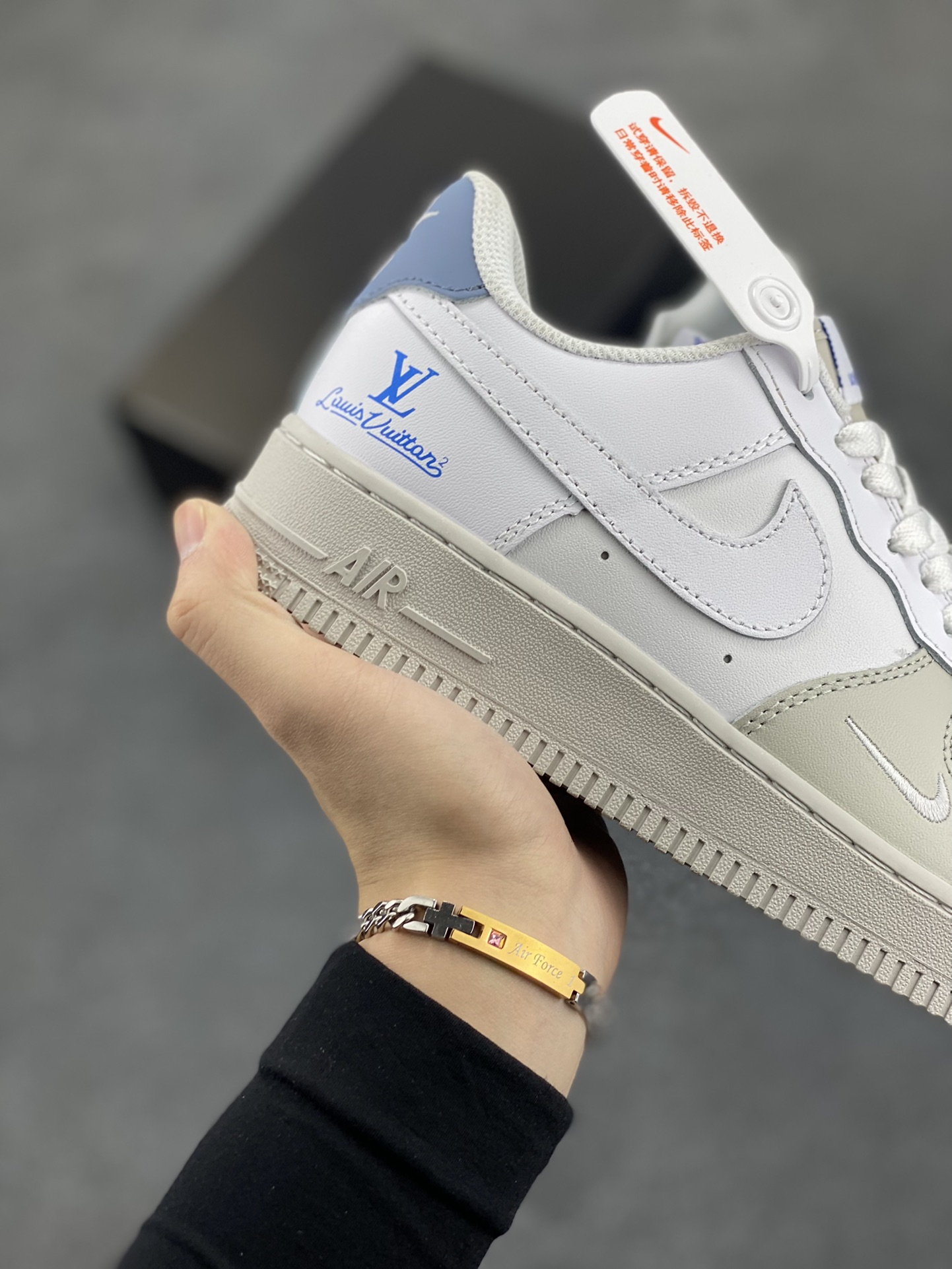 图片[6]-福利特价 Nike Air Force 1 Low 空军一号低帮百搭休闲运动板鞋。柔软、弹性十足的缓震性能和出色的中底设计，横跨复古与现代的外型结合，造就出风靡全球三十多年的Force 1，直到今天还深受青睐。 货号：BS8870-301 尺码：36 36.5 37.5 38 38.5 39 40 40.5 41 42 42.5 43 44 44.5 45-选品中心