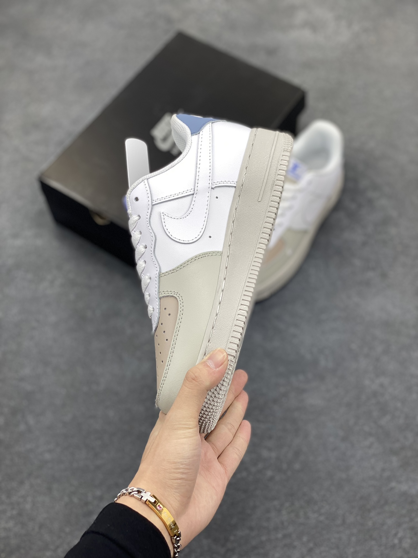 图片[3]-福利特价 Nike Air Force 1 Low 空军一号低帮百搭休闲运动板鞋。柔软、弹性十足的缓震性能和出色的中底设计，横跨复古与现代的外型结合，造就出风靡全球三十多年的Force 1，直到今天还深受青睐。 货号：BS8870-301 尺码：36 36.5 37.5 38 38.5 39 40 40.5 41 42 42.5 43 44 44.5 45-选品中心