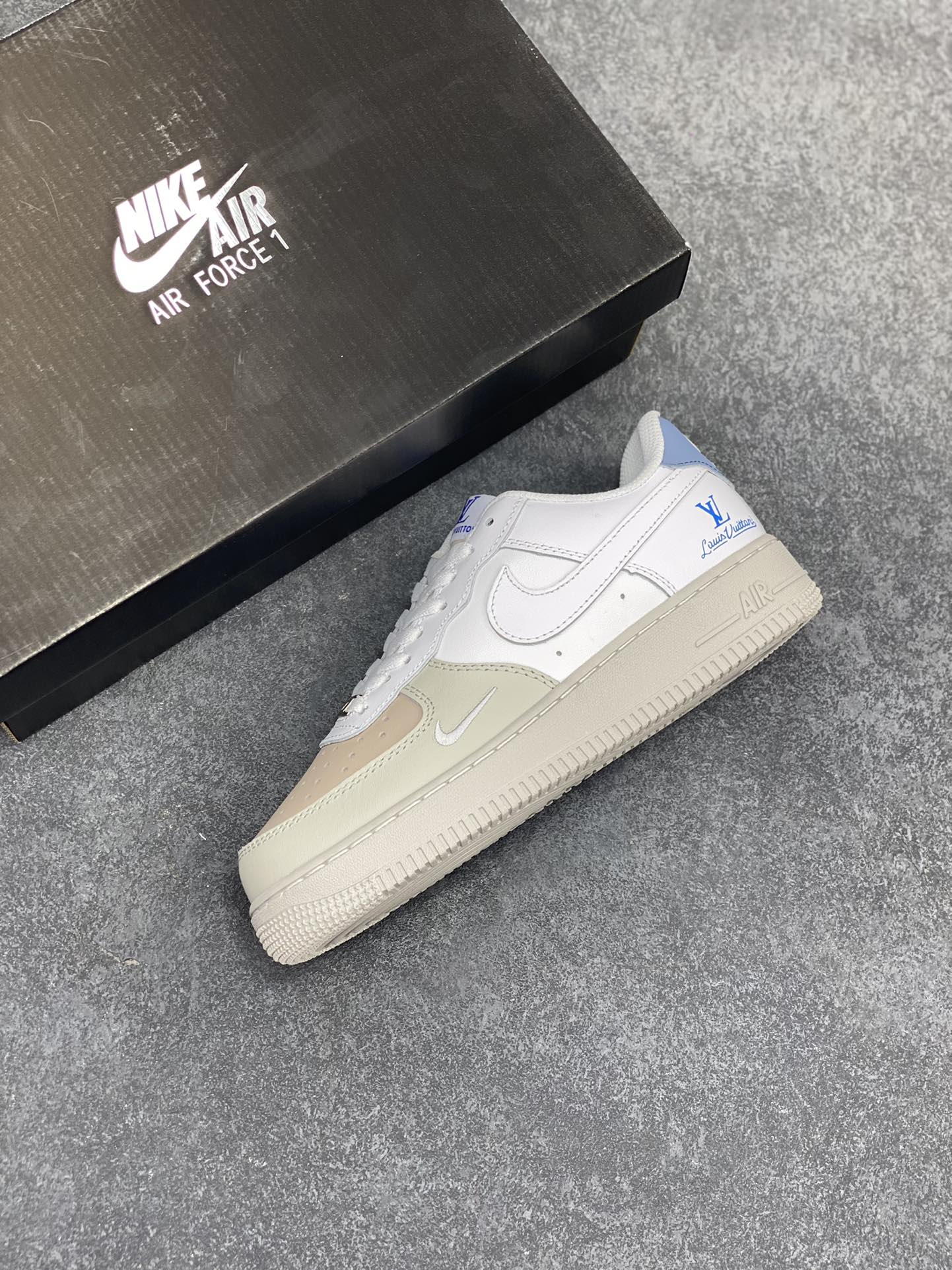 图片[7]-福利特价 Nike Air Force 1 Low 空军一号低帮百搭休闲运动板鞋。柔软、弹性十足的缓震性能和出色的中底设计，横跨复古与现代的外型结合，造就出风靡全球三十多年的Force 1，直到今天还深受青睐。 货号：BS8870-301 尺码：36 36.5 37.5 38 38.5 39 40 40.5 41 42 42.5 43 44 44.5 45-选品中心