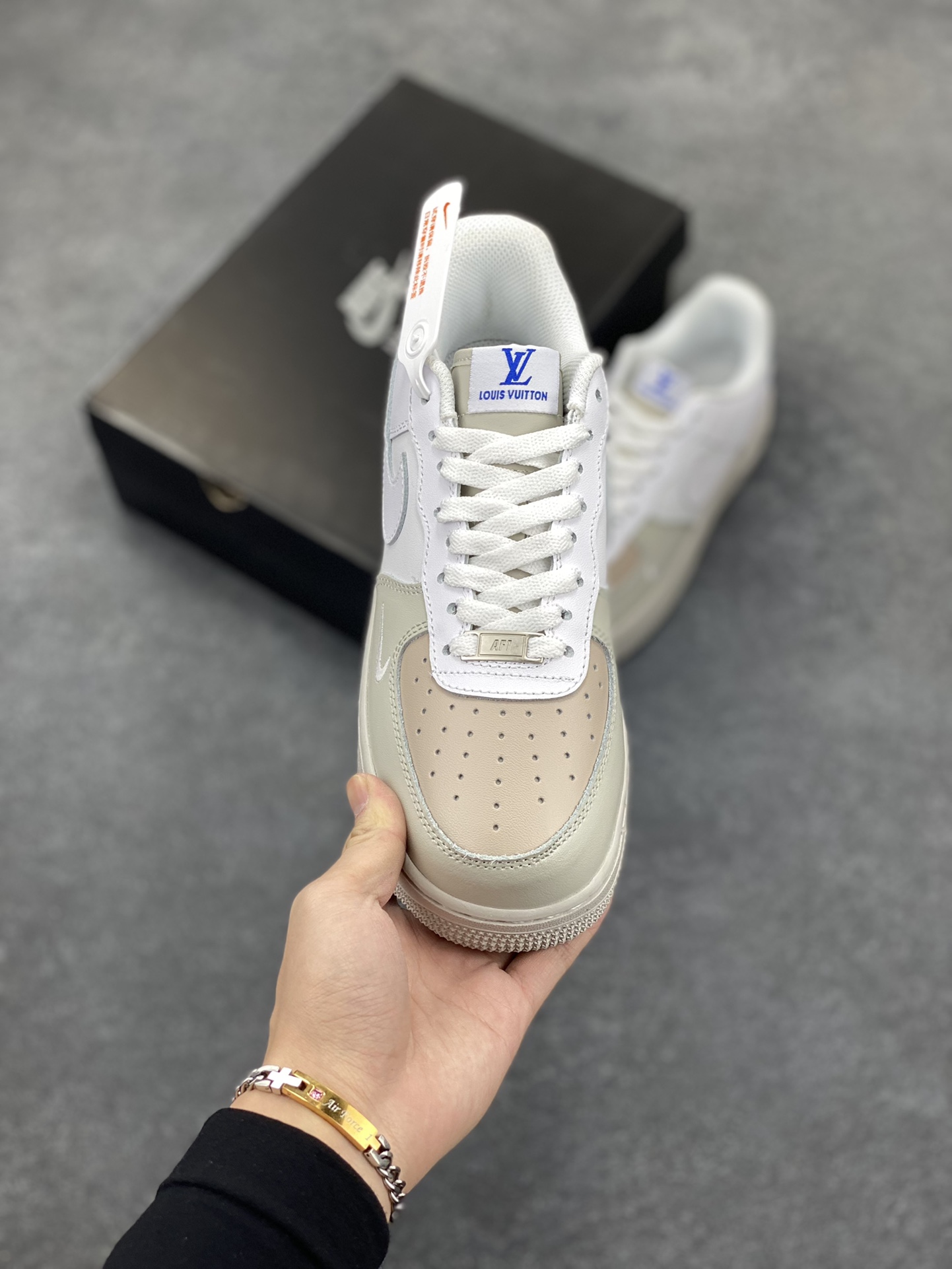 图片[2]-福利特价 Nike Air Force 1 Low 空军一号低帮百搭休闲运动板鞋。柔软、弹性十足的缓震性能和出色的中底设计，横跨复古与现代的外型结合，造就出风靡全球三十多年的Force 1，直到今天还深受青睐。 货号：BS8870-301 尺码：36 36.5 37.5 38 38.5 39 40 40.5 41 42 42.5 43 44 44.5 45-选品中心