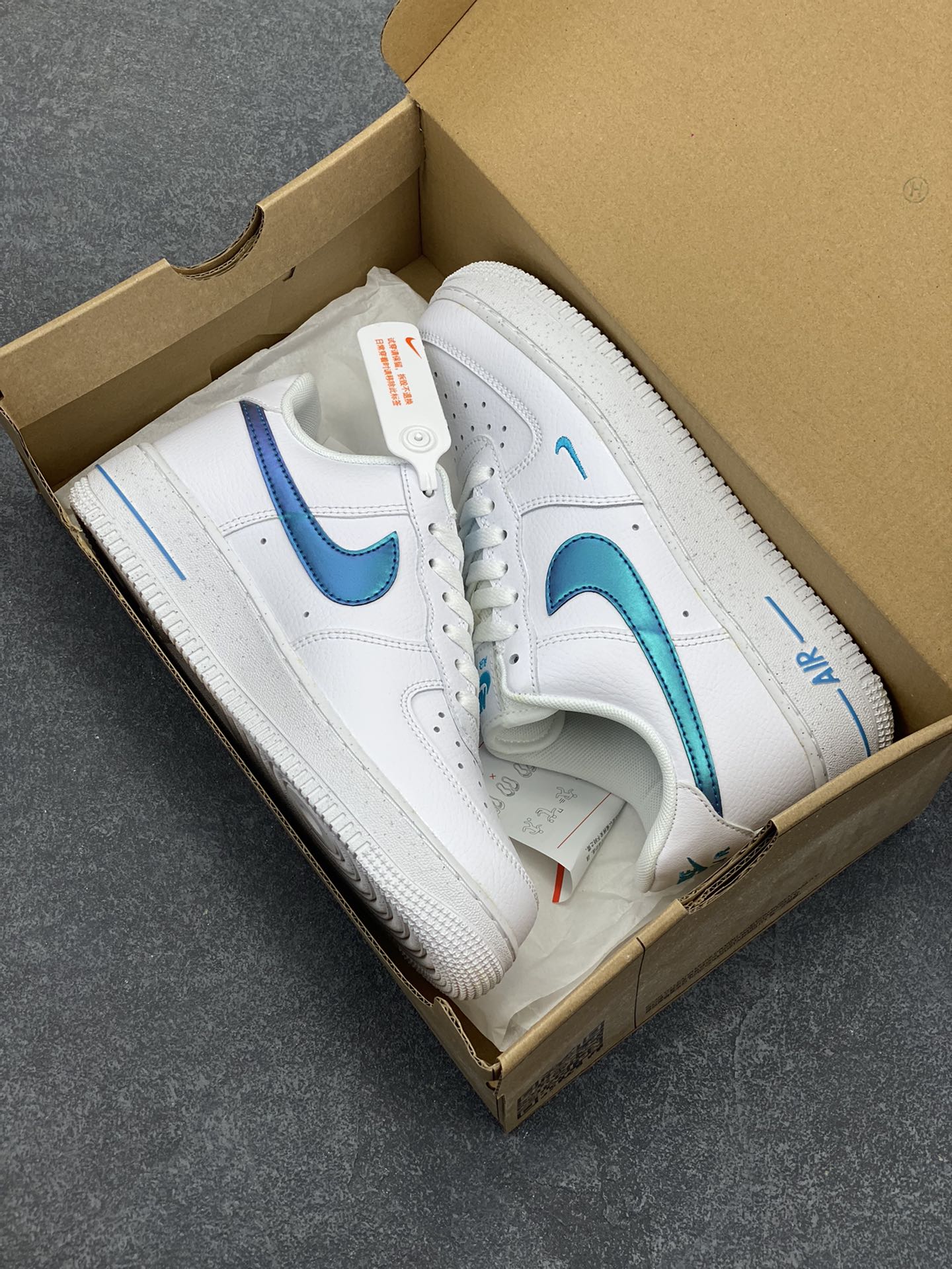 图片[9]-福利特价 Nike Air Force 1 Low 空军一号低帮百搭休闲运动板鞋。柔软、弹性十足的缓震性能和出色的中底设计，横跨复古与现代的外型结合，造就出风靡全球三十多年的Force 1，直到今天还深受青睐。 货号：FD0677-100 尺码：36 36.5 37.5 38 38.5 39 40 40.5 41 42 42.5 43 44 44.5 45-选品中心