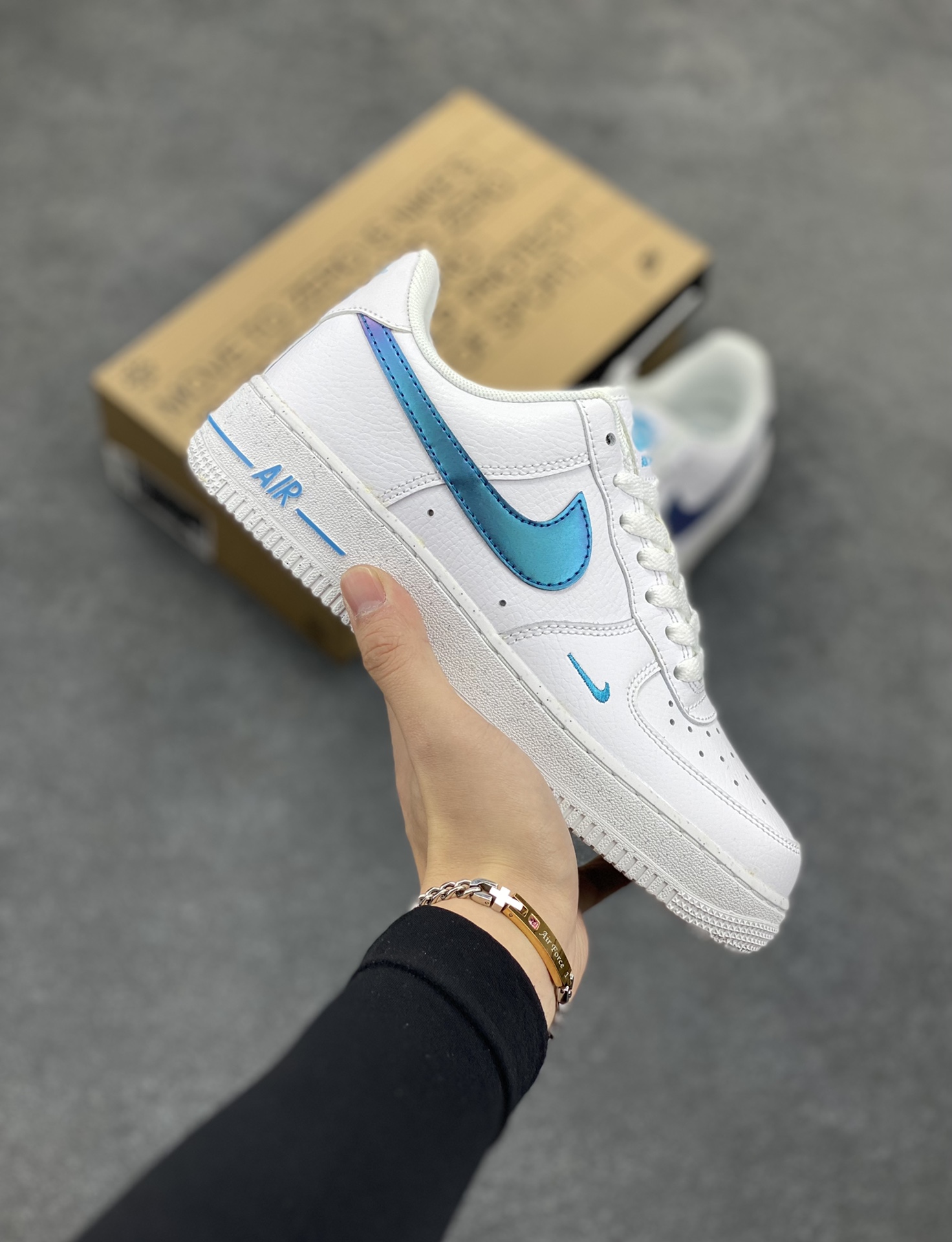 福利特价 Nike Air Force 1 Low 空军一号低帮百搭休闲运动板鞋。柔软、弹性十足的缓震性能和出色的中底设计,横跨复古与现代的外型结合,造就出风靡全球三十多年的Force 1,直到今天还深受青睐。 货号:FD0677-100 尺码:36 36.5 37.5 38 38.5 39 40 40.5 41 42 42.5 43 44 44.5 45-选品中心