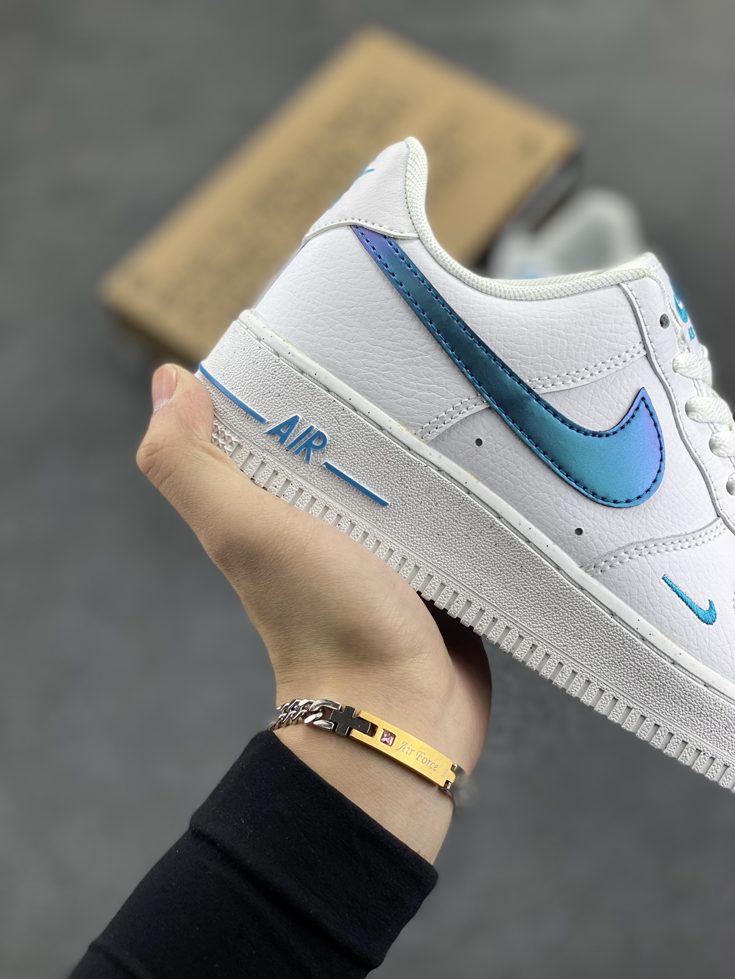 图片[6]-福利特价 Nike Air Force 1 Low 空军一号低帮百搭休闲运动板鞋。柔软、弹性十足的缓震性能和出色的中底设计，横跨复古与现代的外型结合，造就出风靡全球三十多年的Force 1，直到今天还深受青睐。 货号：FD0677-100 尺码：36 36.5 37.5 38 38.5 39 40 40.5 41 42 42.5 43 44 44.5 45-选品中心