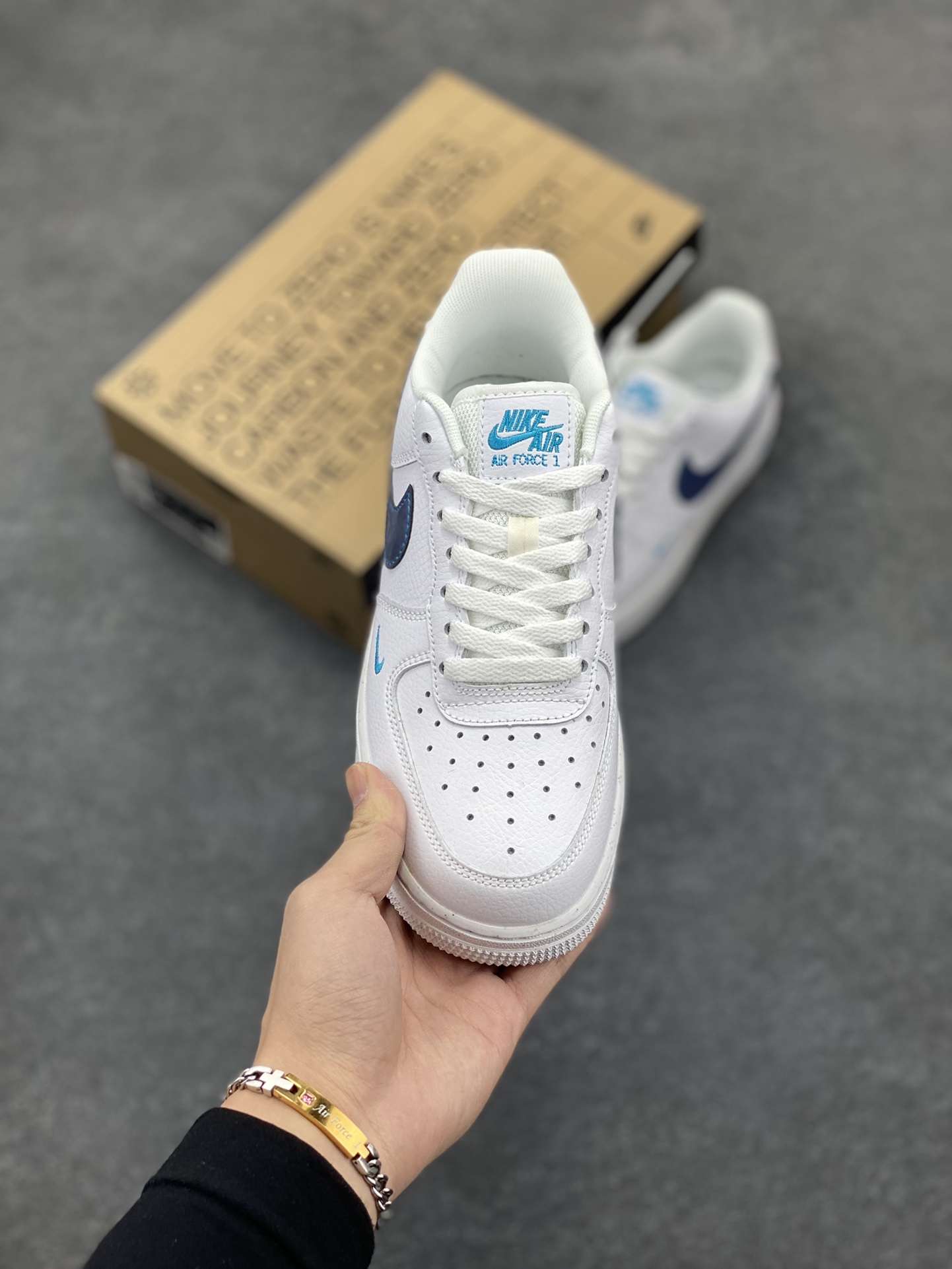 图片[2]-福利特价 Nike Air Force 1 Low 空军一号低帮百搭休闲运动板鞋。柔软、弹性十足的缓震性能和出色的中底设计，横跨复古与现代的外型结合，造就出风靡全球三十多年的Force 1，直到今天还深受青睐。 货号：FD0677-100 尺码：36 36.5 37.5 38 38.5 39 40 40.5 41 42 42.5 43 44 44.5 45-选品中心
