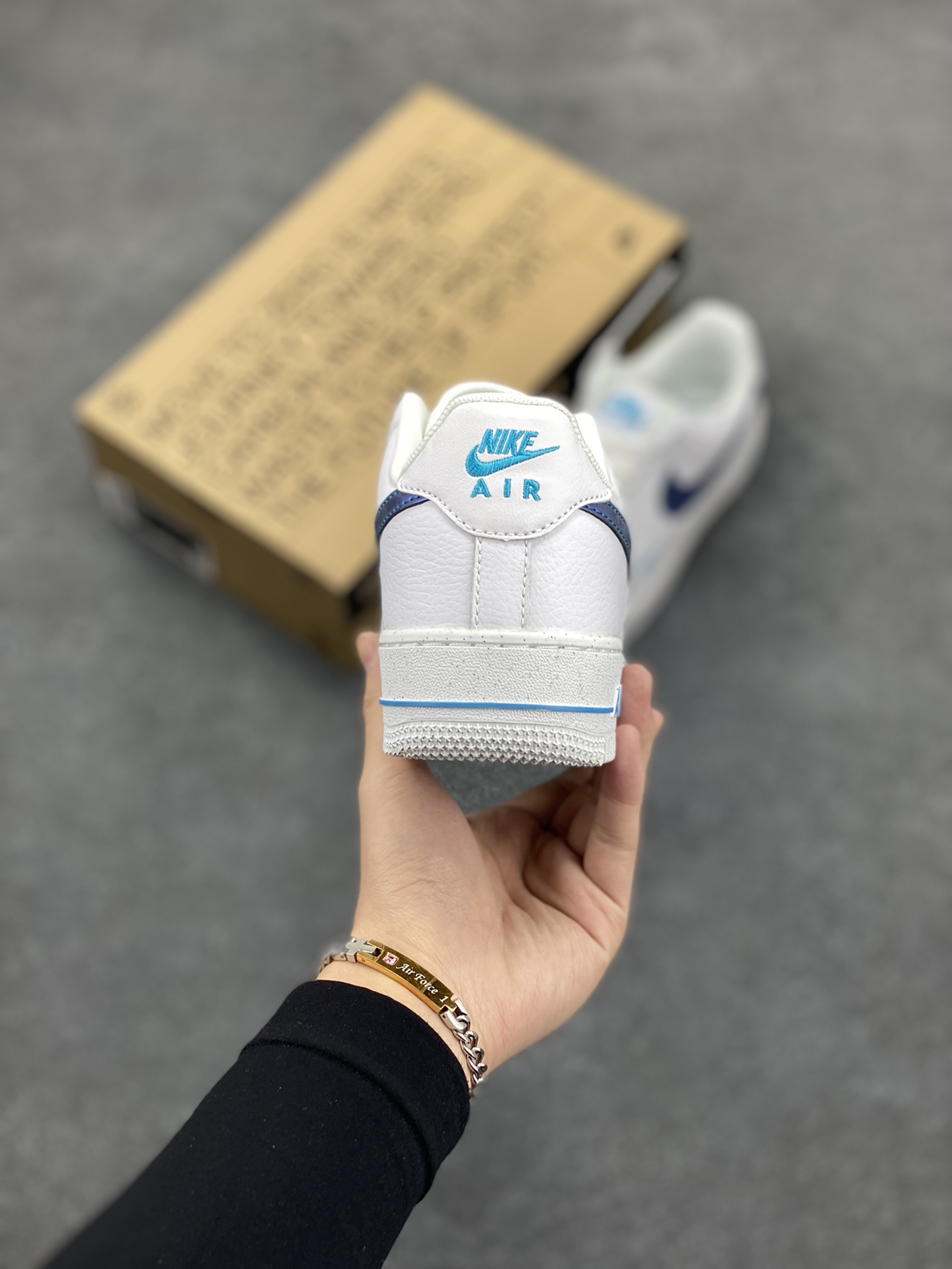 图片[4]-福利特价 Nike Air Force 1 Low 空军一号低帮百搭休闲运动板鞋。柔软、弹性十足的缓震性能和出色的中底设计，横跨复古与现代的外型结合，造就出风靡全球三十多年的Force 1，直到今天还深受青睐。 货号：FD0677-100 尺码：36 36.5 37.5 38 38.5 39 40 40.5 41 42 42.5 43 44 44.5 45-选品中心