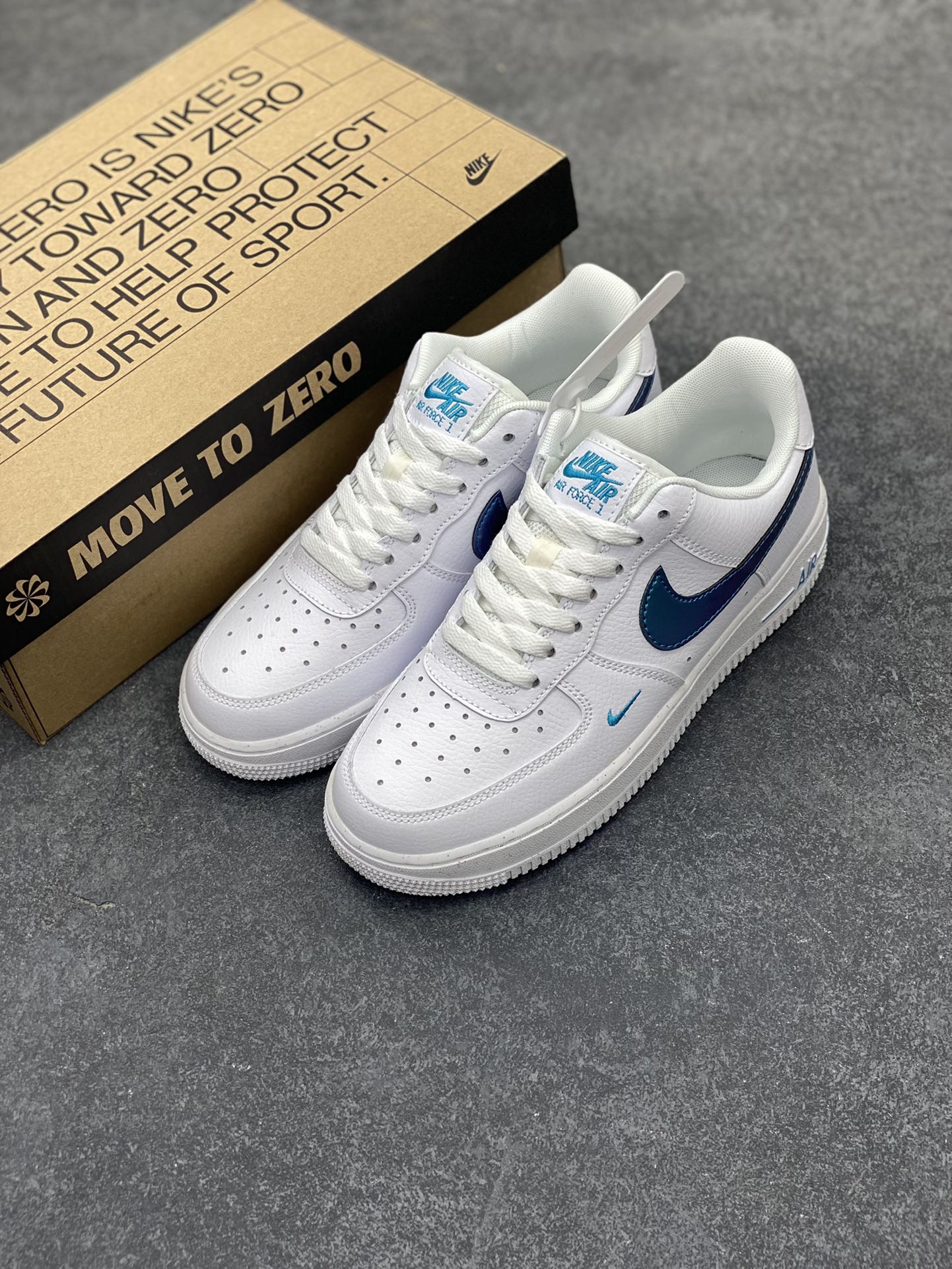 图片[8]-福利特价 Nike Air Force 1 Low 空军一号低帮百搭休闲运动板鞋。柔软、弹性十足的缓震性能和出色的中底设计，横跨复古与现代的外型结合，造就出风靡全球三十多年的Force 1，直到今天还深受青睐。 货号：FD0677-100 尺码：36 36.5 37.5 38 38.5 39 40 40.5 41 42 42.5 43 44 44.5 45-选品中心