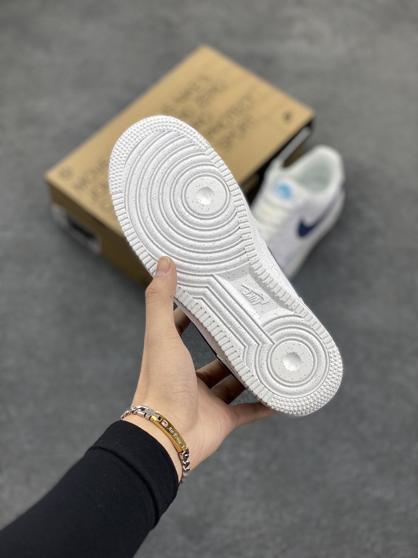 图片[5]-福利特价 Nike Air Force 1 Low 空军一号低帮百搭休闲运动板鞋。柔软、弹性十足的缓震性能和出色的中底设计，横跨复古与现代的外型结合，造就出风靡全球三十多年的Force 1，直到今天还深受青睐。 货号：FD0677-100 尺码：36 36.5 37.5 38 38.5 39 40 40.5 41 42 42.5 43 44 44.5 45-选品中心
