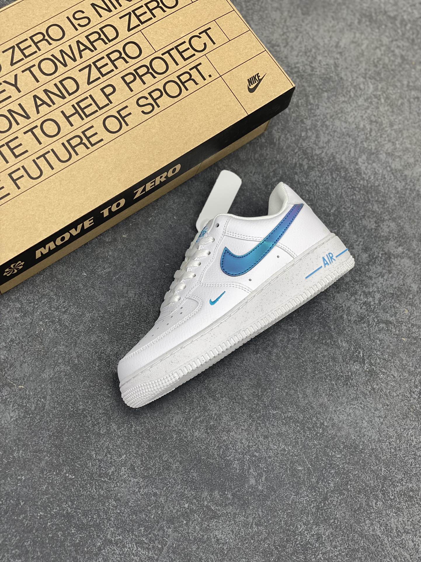 图片[7]-福利特价 Nike Air Force 1 Low 空军一号低帮百搭休闲运动板鞋。柔软、弹性十足的缓震性能和出色的中底设计，横跨复古与现代的外型结合，造就出风靡全球三十多年的Force 1，直到今天还深受青睐。 货号：FD0677-100 尺码：36 36.5 37.5 38 38.5 39 40 40.5 41 42 42.5 43 44 44.5 45-选品中心