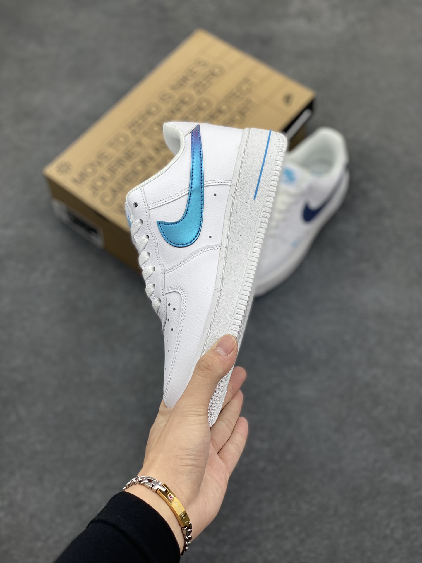 图片[3]-福利特价 Nike Air Force 1 Low 空军一号低帮百搭休闲运动板鞋。柔软、弹性十足的缓震性能和出色的中底设计，横跨复古与现代的外型结合，造就出风靡全球三十多年的Force 1，直到今天还深受青睐。 货号：FD0677-100 尺码：36 36.5 37.5 38 38.5 39 40 40.5 41 42 42.5 43 44 44.5 45-选品中心