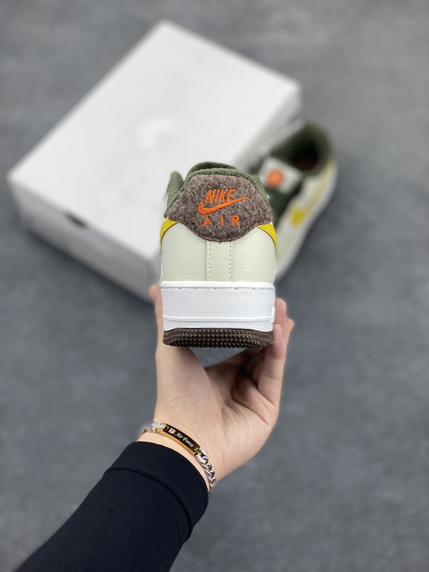 图片[4]-福利特价 Nike Air Force 1 Low 空军一号低帮百搭休闲运动板鞋。柔软、弹性十足的缓震性能和出色的中底设计，横跨复古与现代的外型结合，造就出风靡全球三十多年的Force 1，直到今天还深受青睐。 货号：FV3647-171 尺码：36 36.5 37.5 38 38.5 39 40 40.5 41 42 42.5 43 44 44.5 45-选品中心