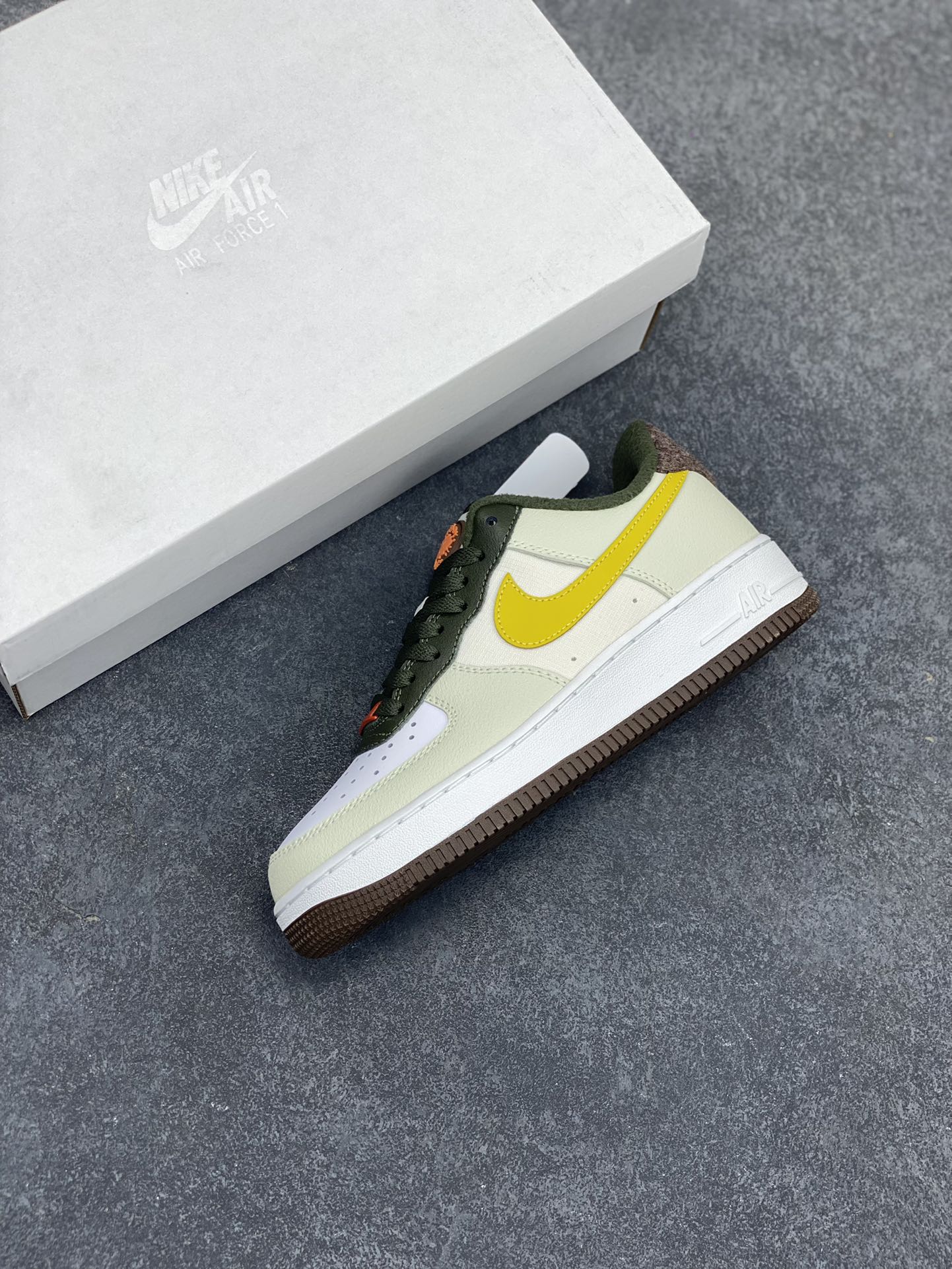 图片[7]-福利特价 Nike Air Force 1 Low 空军一号低帮百搭休闲运动板鞋。柔软、弹性十足的缓震性能和出色的中底设计，横跨复古与现代的外型结合，造就出风靡全球三十多年的Force 1，直到今天还深受青睐。 货号：FV3647-171 尺码：36 36.5 37.5 38 38.5 39 40 40.5 41 42 42.5 43 44 44.5 45-选品中心