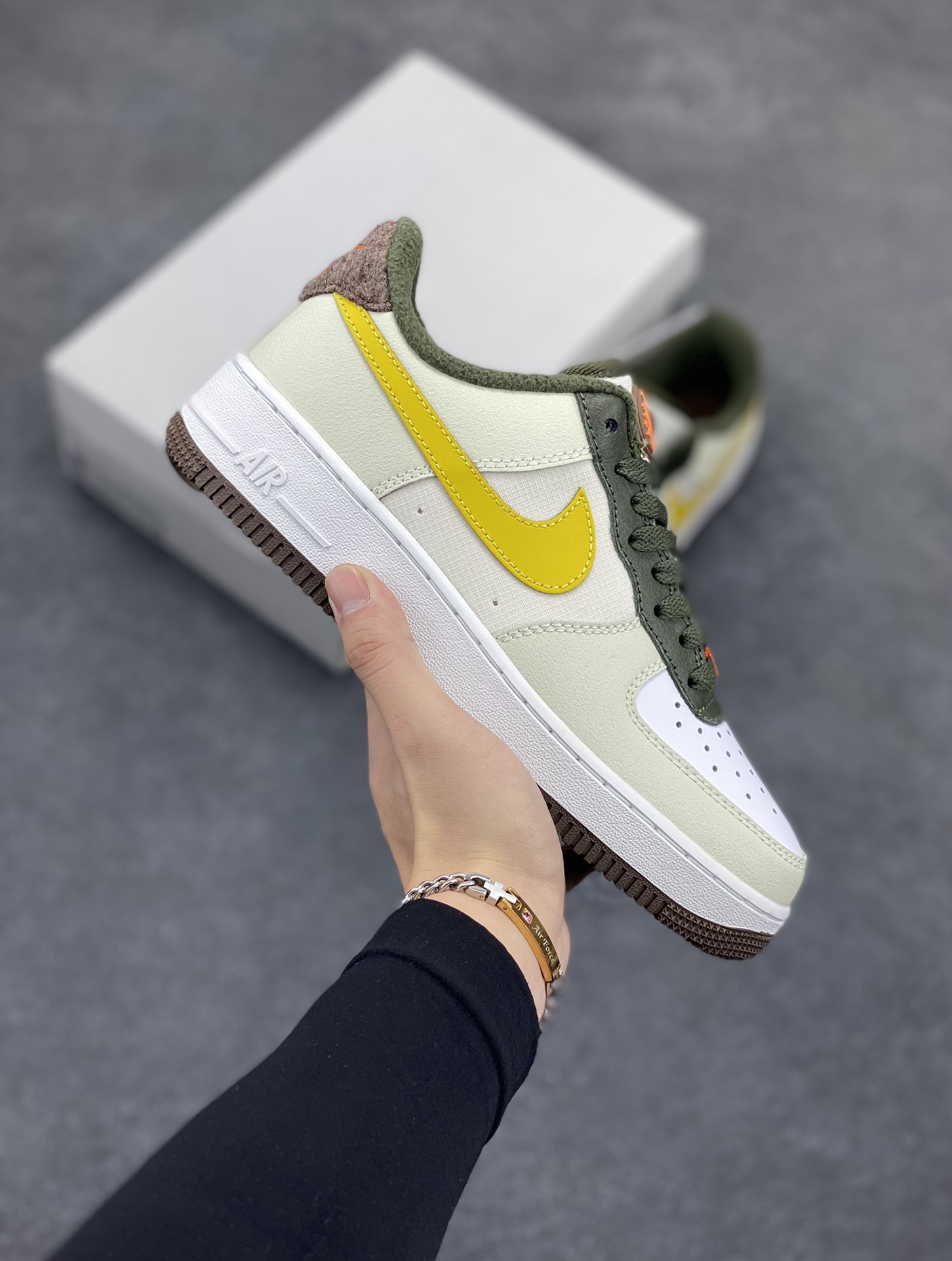 福利特价 Nike Air Force 1 Low 空军一号低帮百搭休闲运动板鞋。柔软、弹性十足的缓震性能和出色的中底设计,横跨复古与现代的外型结合,造就出风靡全球三十多年的Force 1,直到今天还深受青睐。 货号:FV3647-171 尺码:36 36.5 37.5 38 38.5 39 40 40.5 41 42 42.5 43 44 44.5 45-选品中心