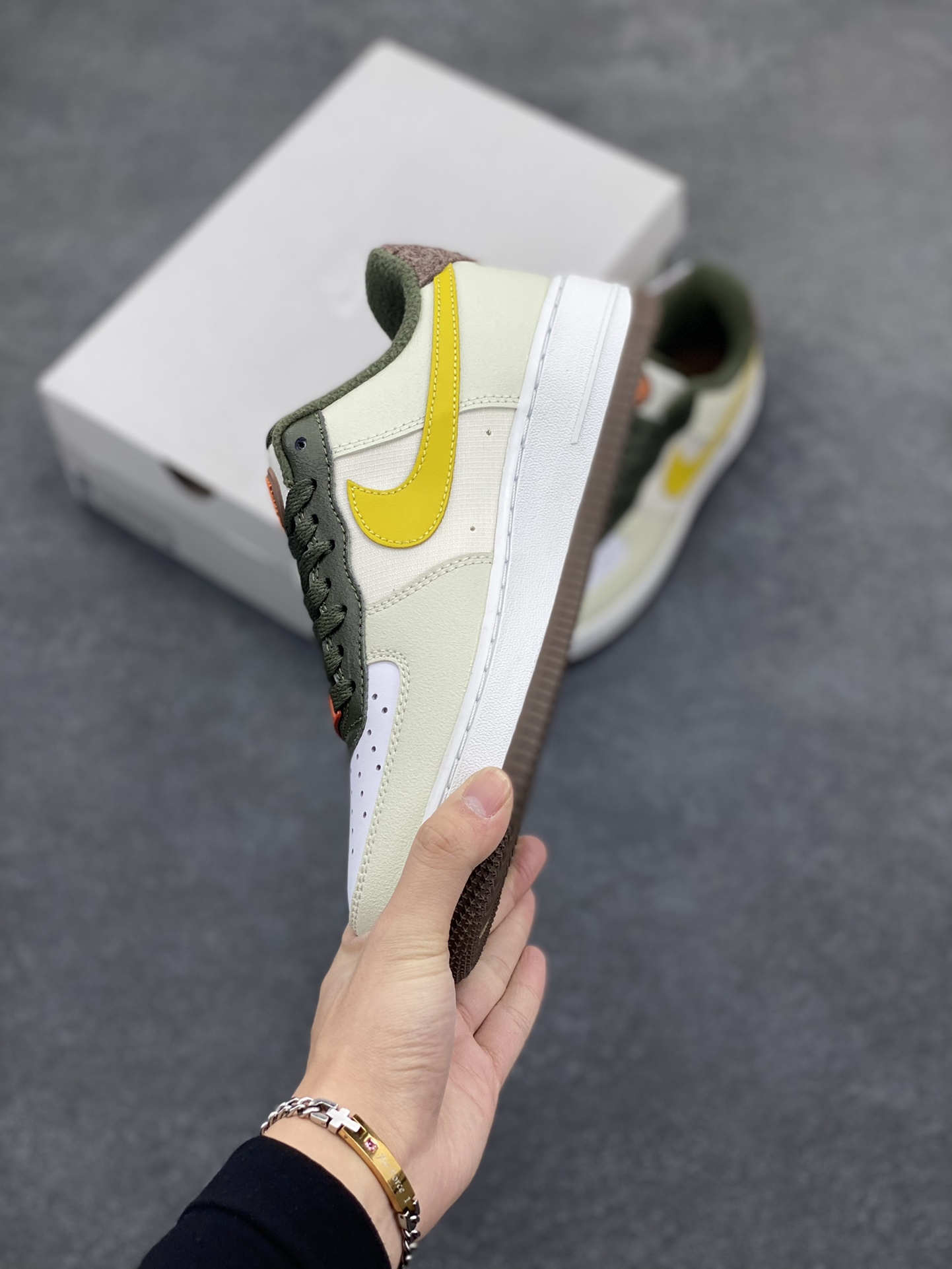 图片[3]-福利特价 Nike Air Force 1 Low 空军一号低帮百搭休闲运动板鞋。柔软、弹性十足的缓震性能和出色的中底设计，横跨复古与现代的外型结合，造就出风靡全球三十多年的Force 1，直到今天还深受青睐。 货号：FV3647-171 尺码：36 36.5 37.5 38 38.5 39 40 40.5 41 42 42.5 43 44 44.5 45-选品中心