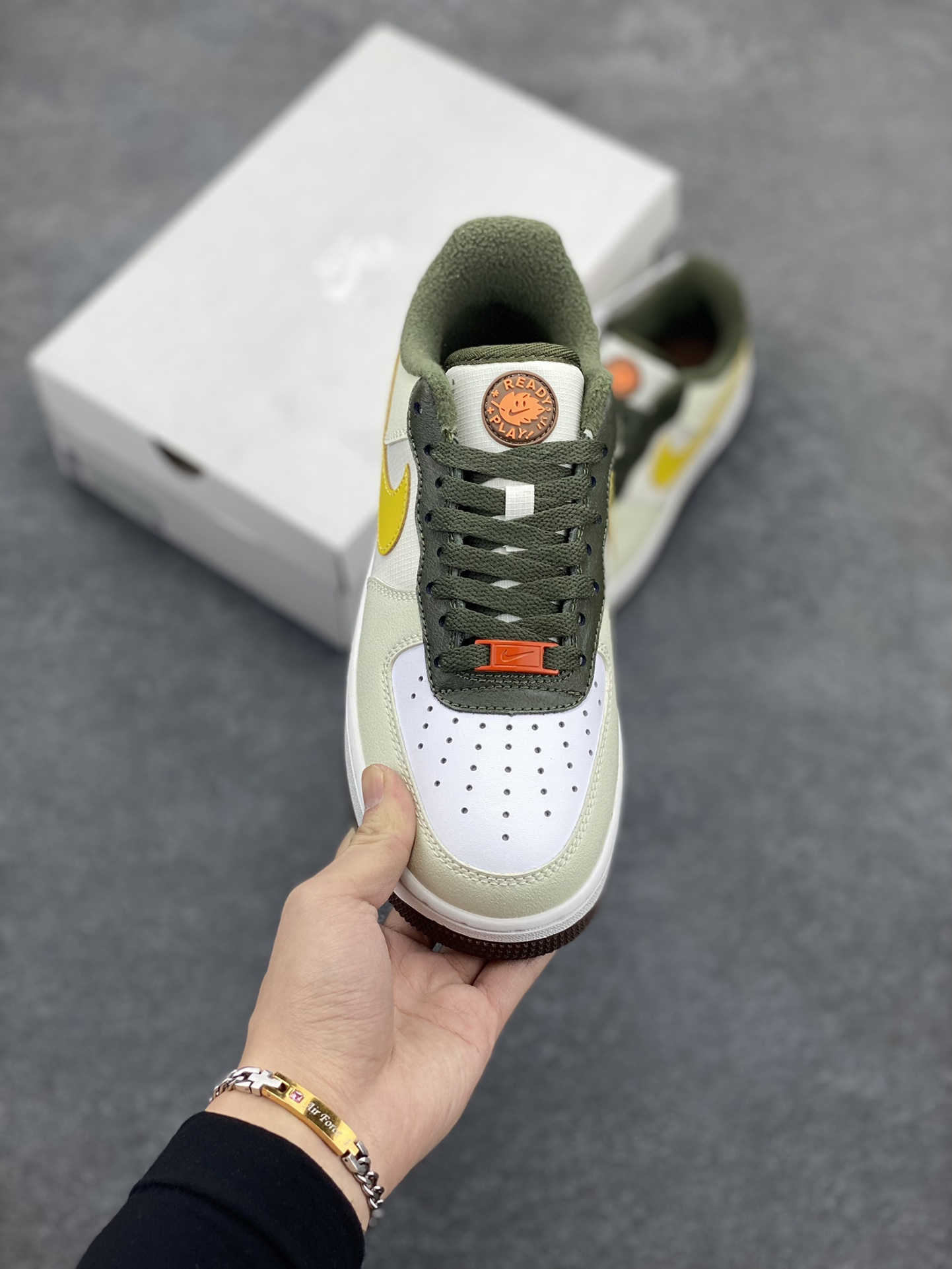 图片[2]-福利特价 Nike Air Force 1 Low 空军一号低帮百搭休闲运动板鞋。柔软、弹性十足的缓震性能和出色的中底设计，横跨复古与现代的外型结合，造就出风靡全球三十多年的Force 1，直到今天还深受青睐。 货号：FV3647-171 尺码：36 36.5 37.5 38 38.5 39 40 40.5 41 42 42.5 43 44 44.5 45-选品中心