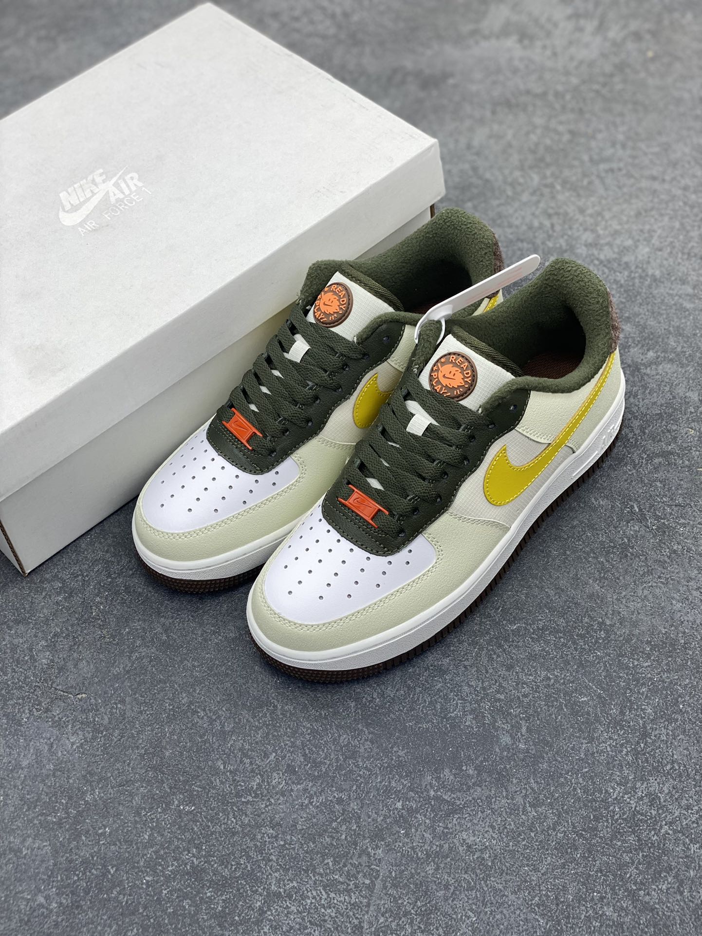 图片[8]-福利特价 Nike Air Force 1 Low 空军一号低帮百搭休闲运动板鞋。柔软、弹性十足的缓震性能和出色的中底设计，横跨复古与现代的外型结合，造就出风靡全球三十多年的Force 1，直到今天还深受青睐。 货号：FV3647-171 尺码：36 36.5 37.5 38 38.5 39 40 40.5 41 42 42.5 43 44 44.5 45-选品中心